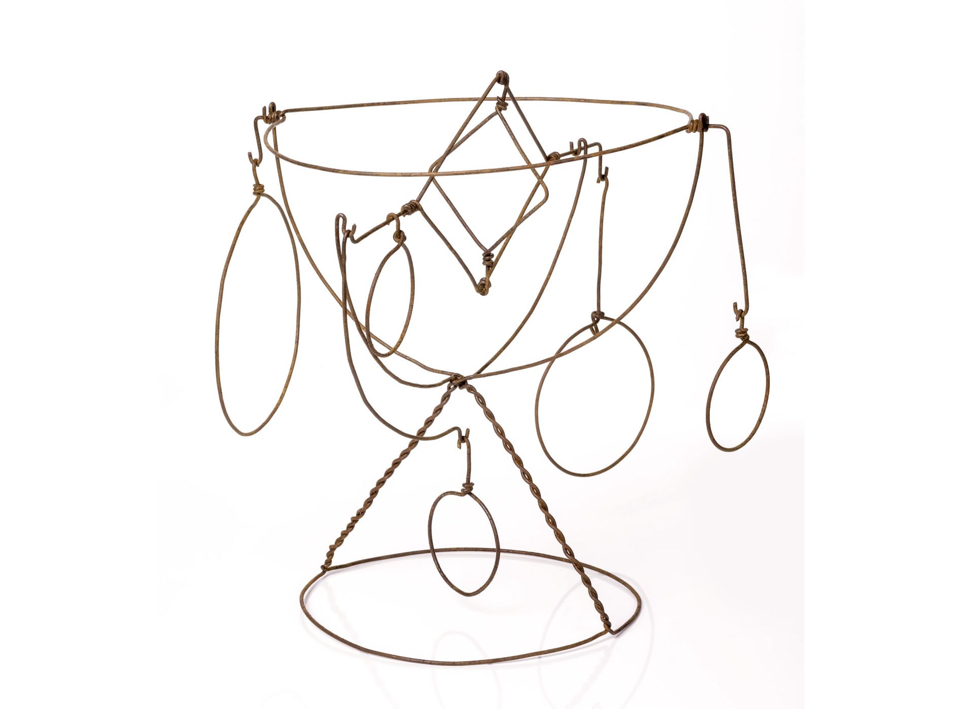 Null Alexander Calder (Amerikaner, 1898-1976) Die Schale mit Reifen Metall. Höhe&hellip;