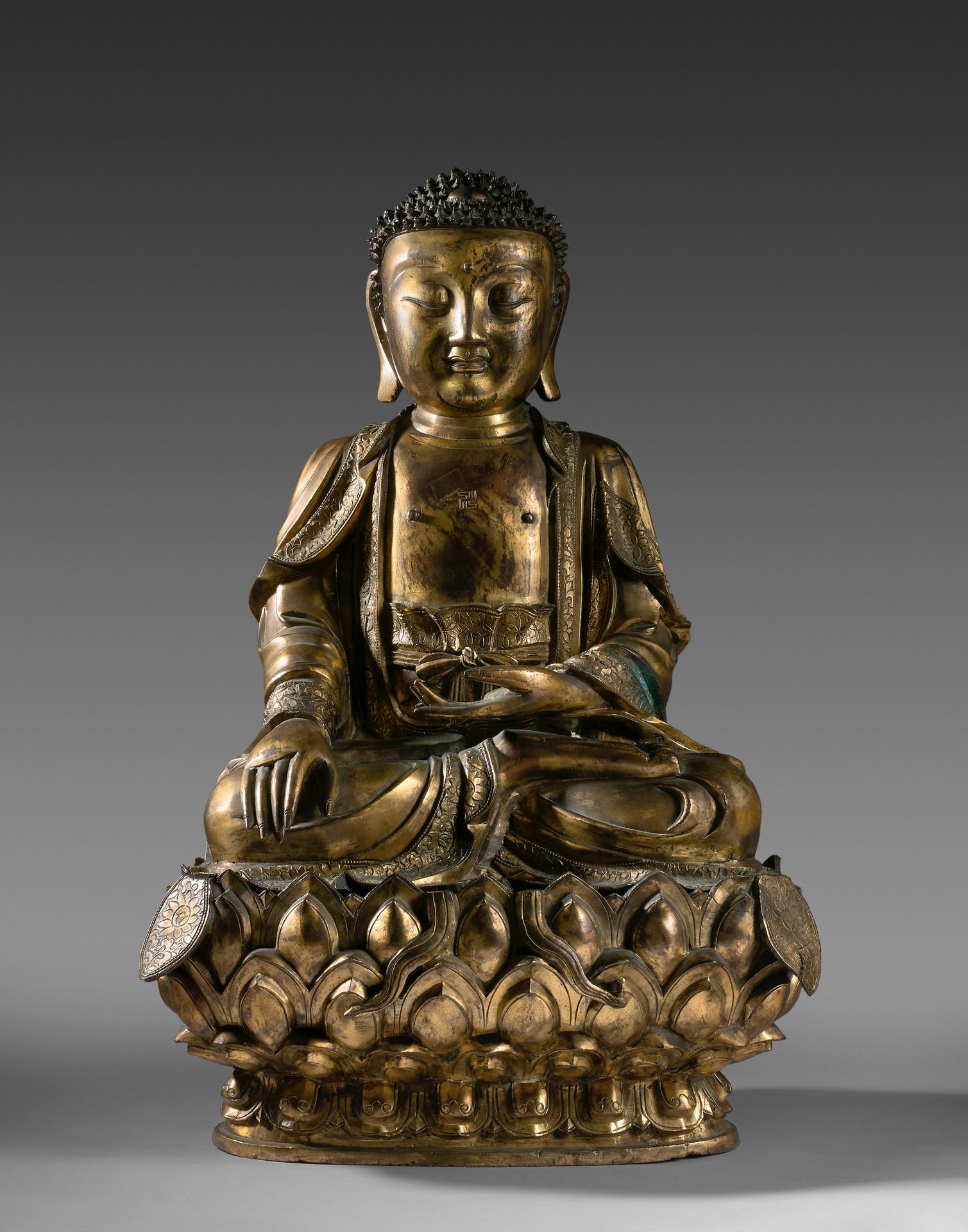 Null 
中国 - 明朝 (1368-1644)
释迦牟尼佛的重要塑像，被称为 "历史上的佛陀"。


鎏金铜像，坐于莲花形底座上，右手持菩提萨埵（bhumi&hellip;
