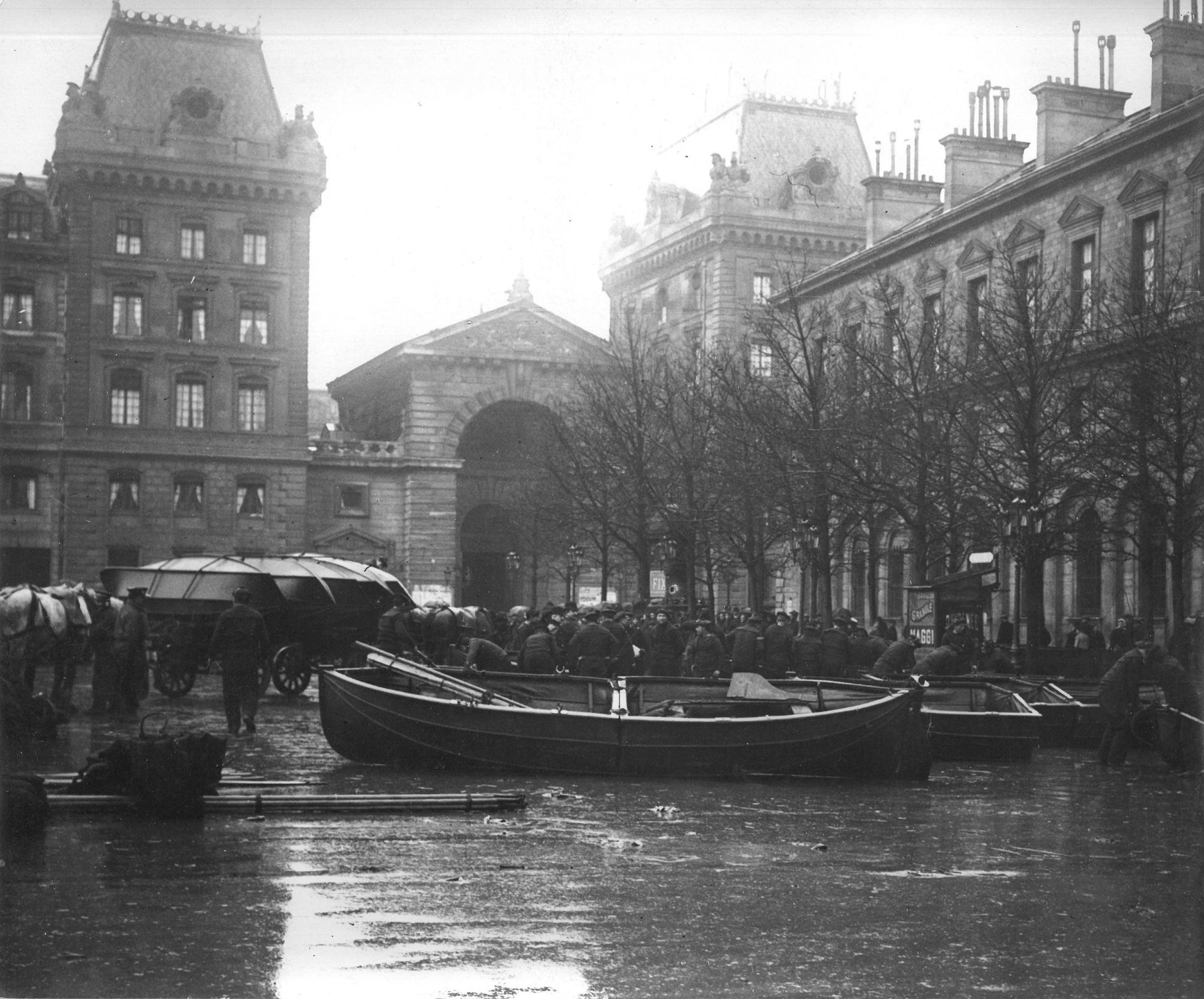 Null [Paris crue de 1910] 13 tirages représentant les inondations de la crue cen&hellip;
