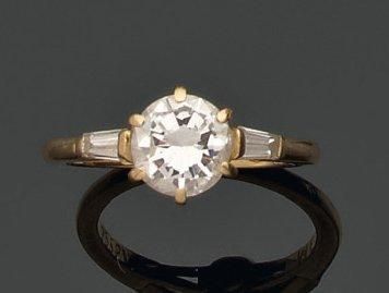 Null BAGUE sertie d'un diamant rond de taille brillant, la monture en or jaune o&hellip;