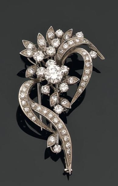 Null BROCHE fleur en or gris entièrement sertie de diamants ronds, celui du cent&hellip;