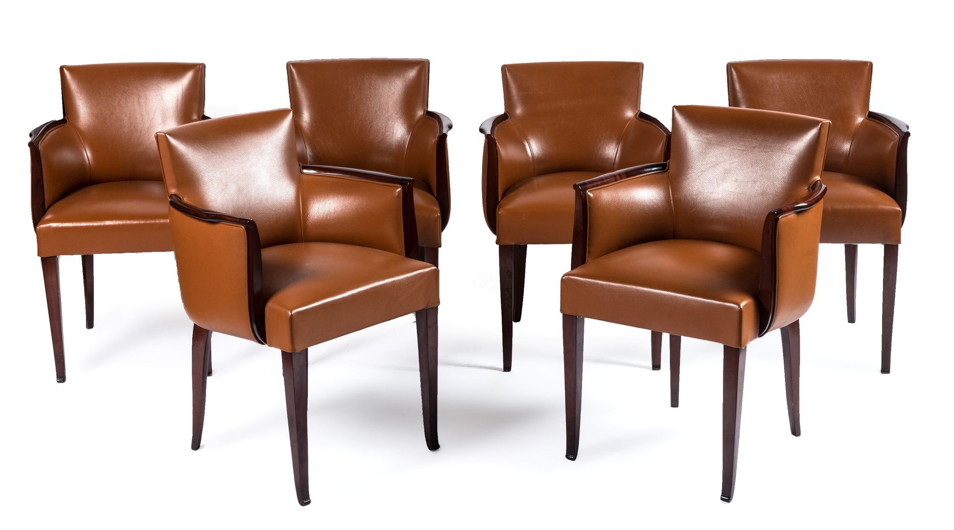 Null Belle suite de six fauteuils Art déco en acajou garni de cuir fauve. Dossie&hellip;
