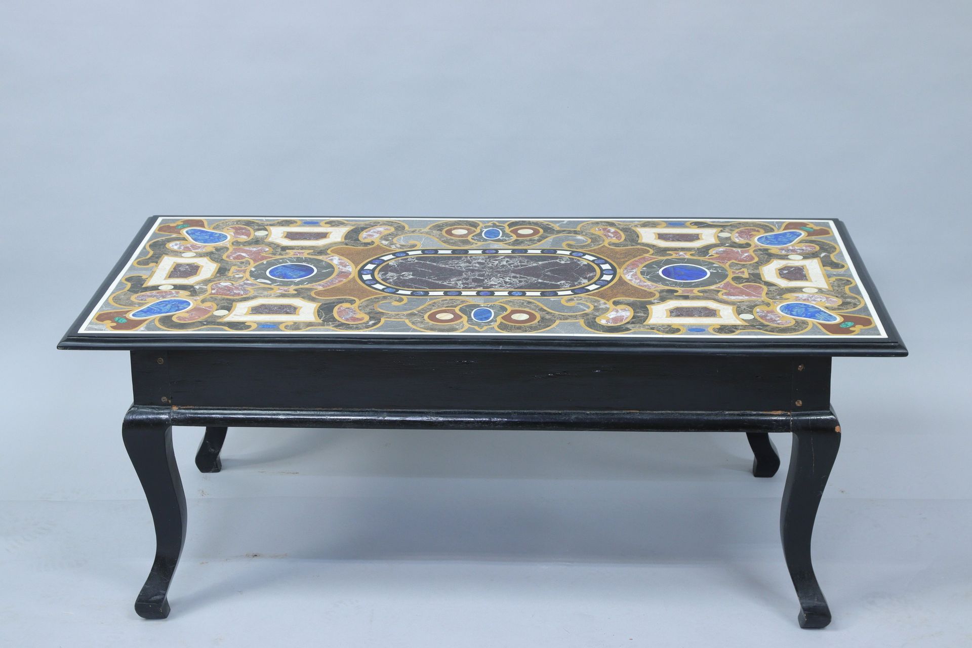 Null Tavolino con piano intarsiato in marmo e pietre dure, tra cui lapislazzuli &hellip;