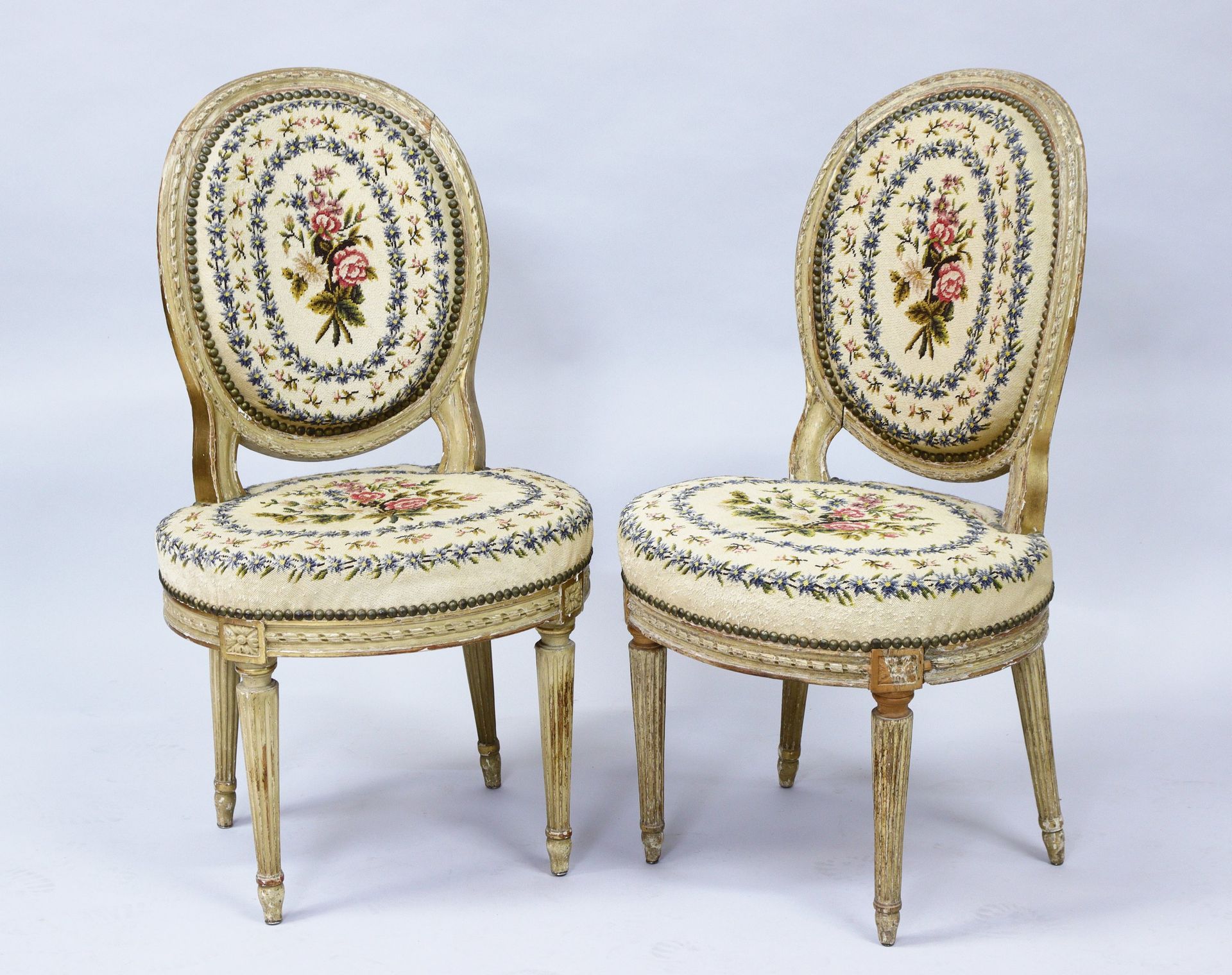 Null Ein Paar Stühle mit Medaillonrückenlehne aus lackiertem, vergoldetem, gefrä&hellip;