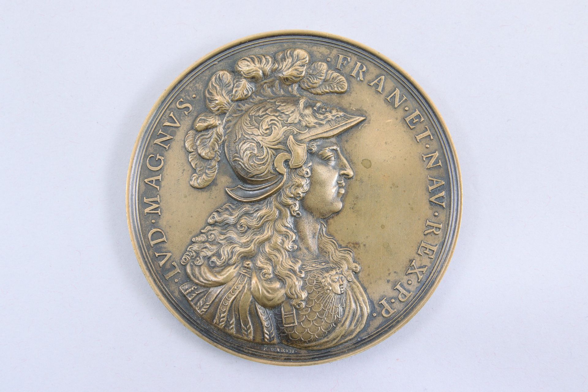 Null 让-瓦兰（1607-1672）之后 路易十四，1674 铜质奖章，正面是让-瓦兰制作的路易十四国王的第四十六幅肖像，身穿盔甲，上面刻有 "LVD MA&hellip;