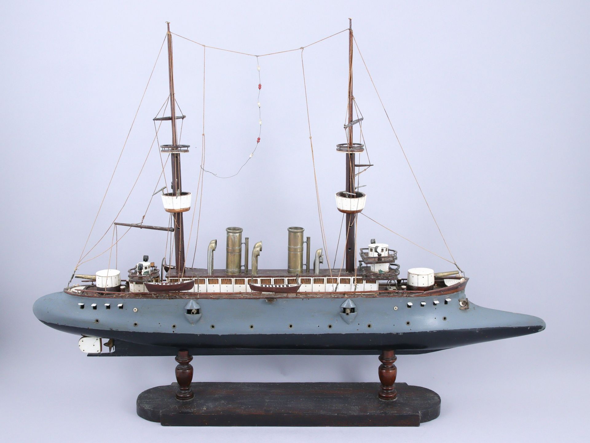 Null Modell eines Lederrassé aus Holz, Metall und Knochen. Das Schiff hat einen &hellip;