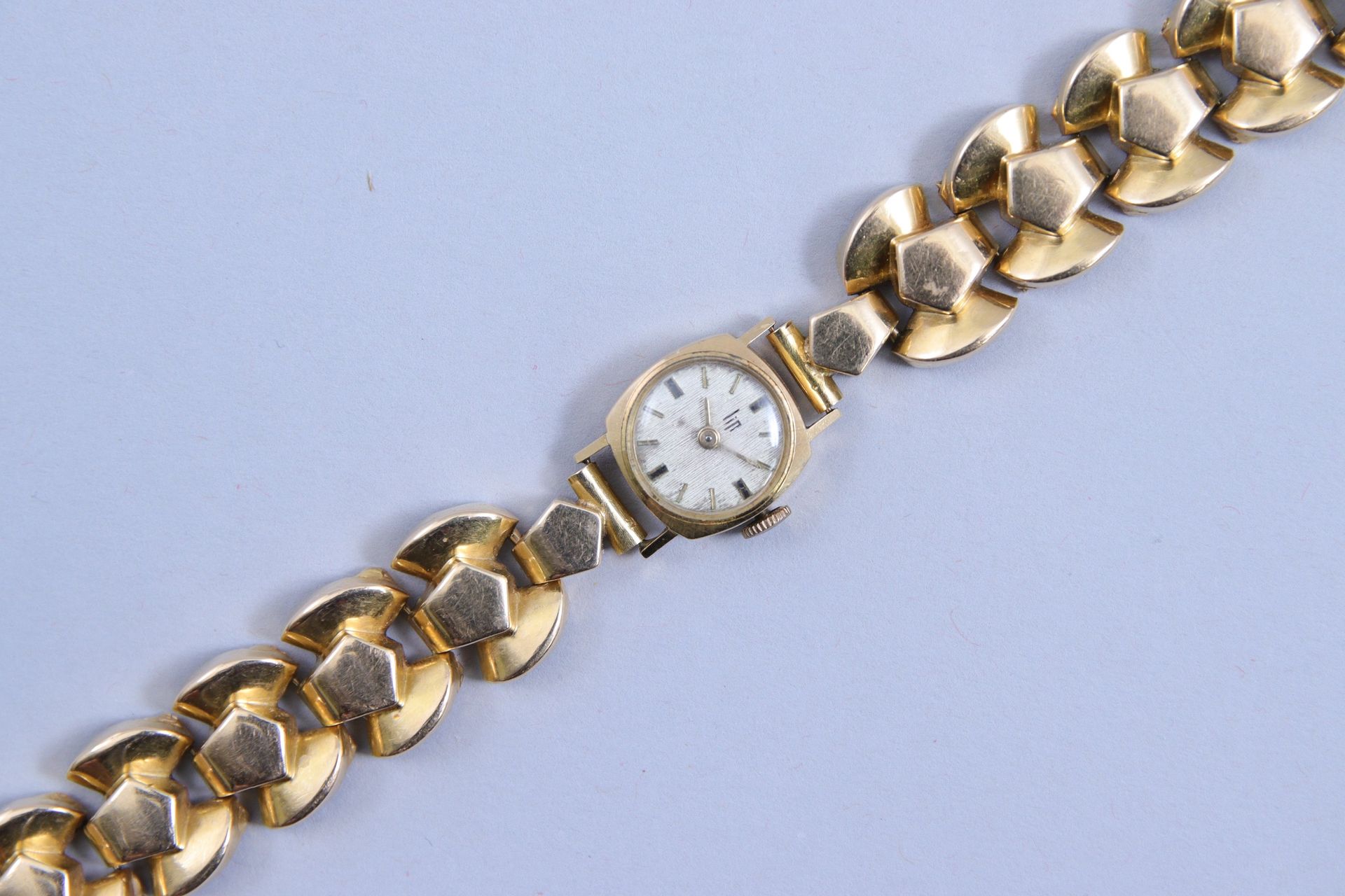 Null Lip 
Montre bracelet de dame 

en or jaune 750 millièmes. Le cadran indiqua&hellip;