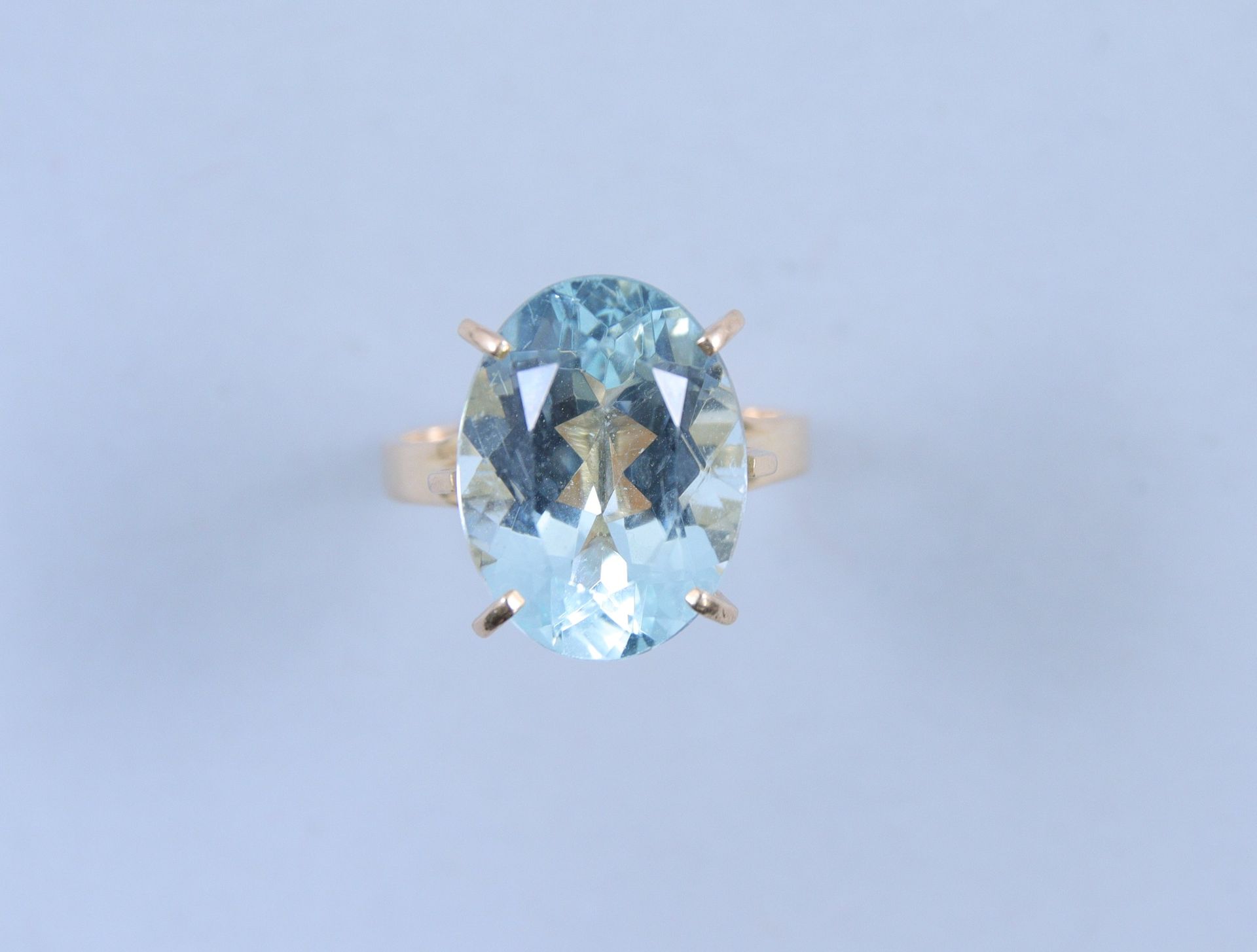 Null 单身戒指 

黄金750千分之一，镶嵌海蓝宝石。 

TDD 55大约
毛重5.9克。