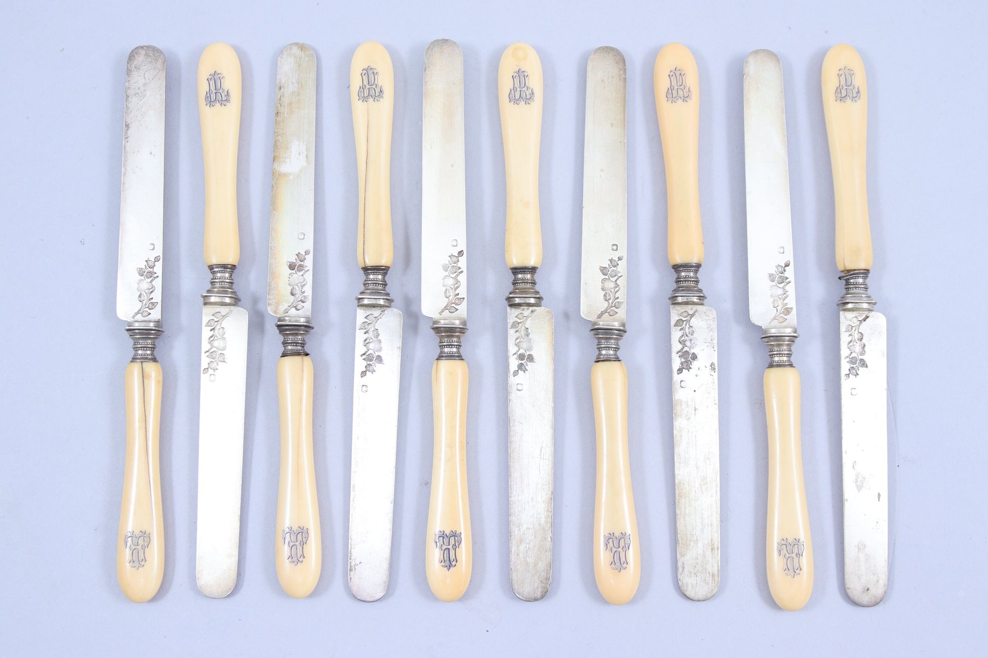 Null Dieci coltelli da frutta 

lama in argento incisa con rami di pero, manico &hellip;