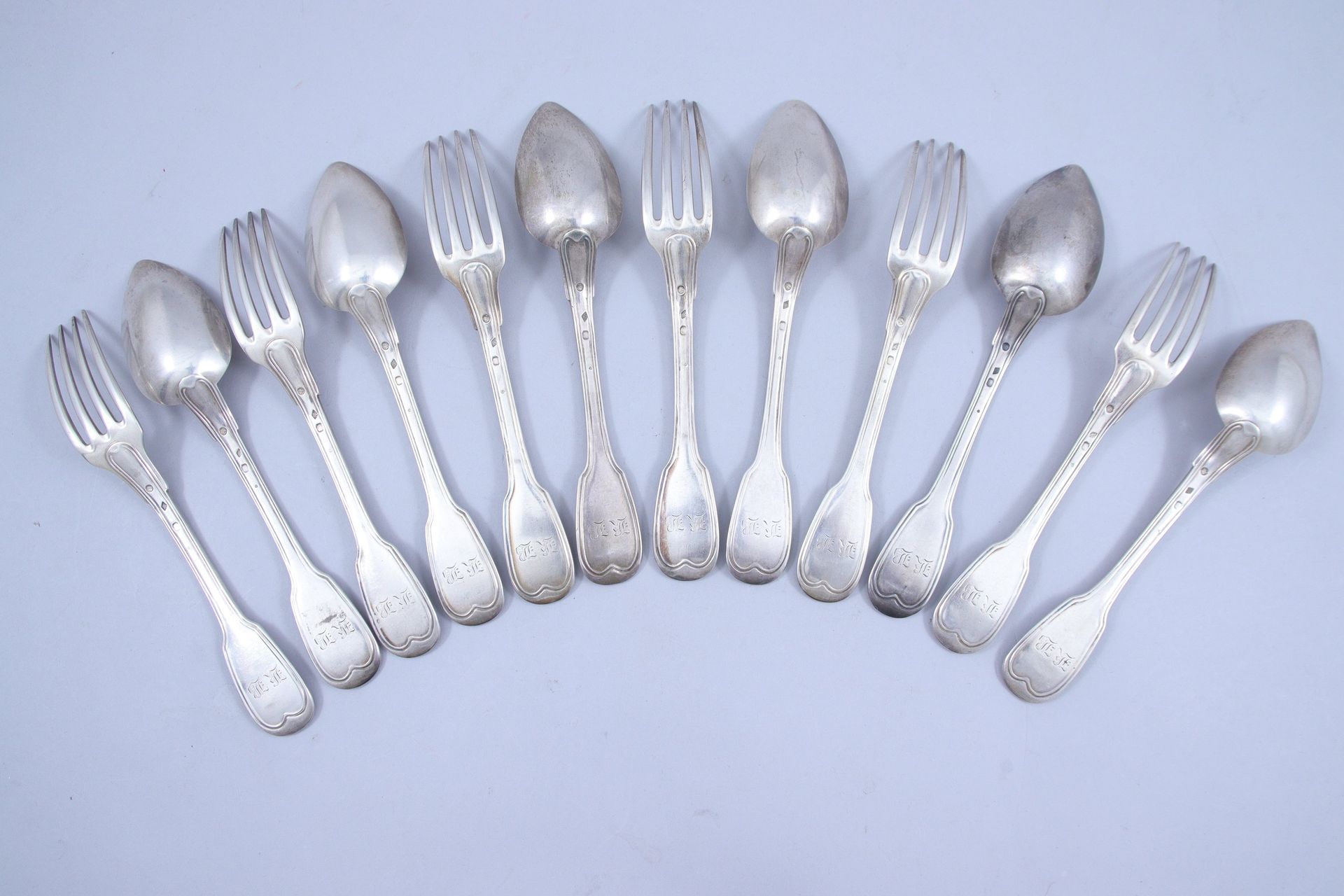Null Six pieces of cutlery 

in silver, contour net pattern, monogrammed "KB".

&hellip;