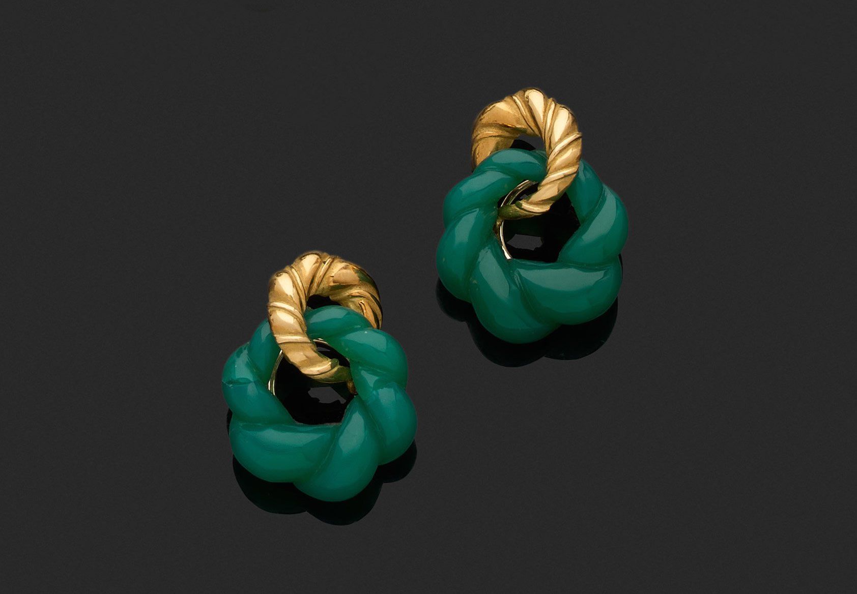 Null 肖米特 
一对耳夹 

圆形绿玉髓，扭曲装饰，镶嵌在75万分之一黄金中。 
有签名和印记。

毛重22.1克。
(对绿玉髓的意外)