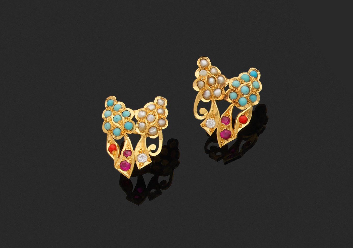 Null Paar Ohrringe mit Weinranken-Dekor 

aus 750k Gelbgold, verziert mit Halbpe&hellip;