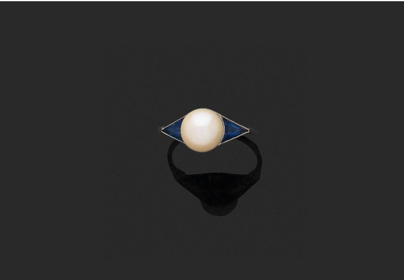 Null 戒指 

750千分之一白金，中央的养殖珍珠镶嵌在两个三角形的蓝色宝石之间。 

珍珠直径为8.00/8.50毫米。
手指尺寸56。
毛重2.8克。
&hellip;