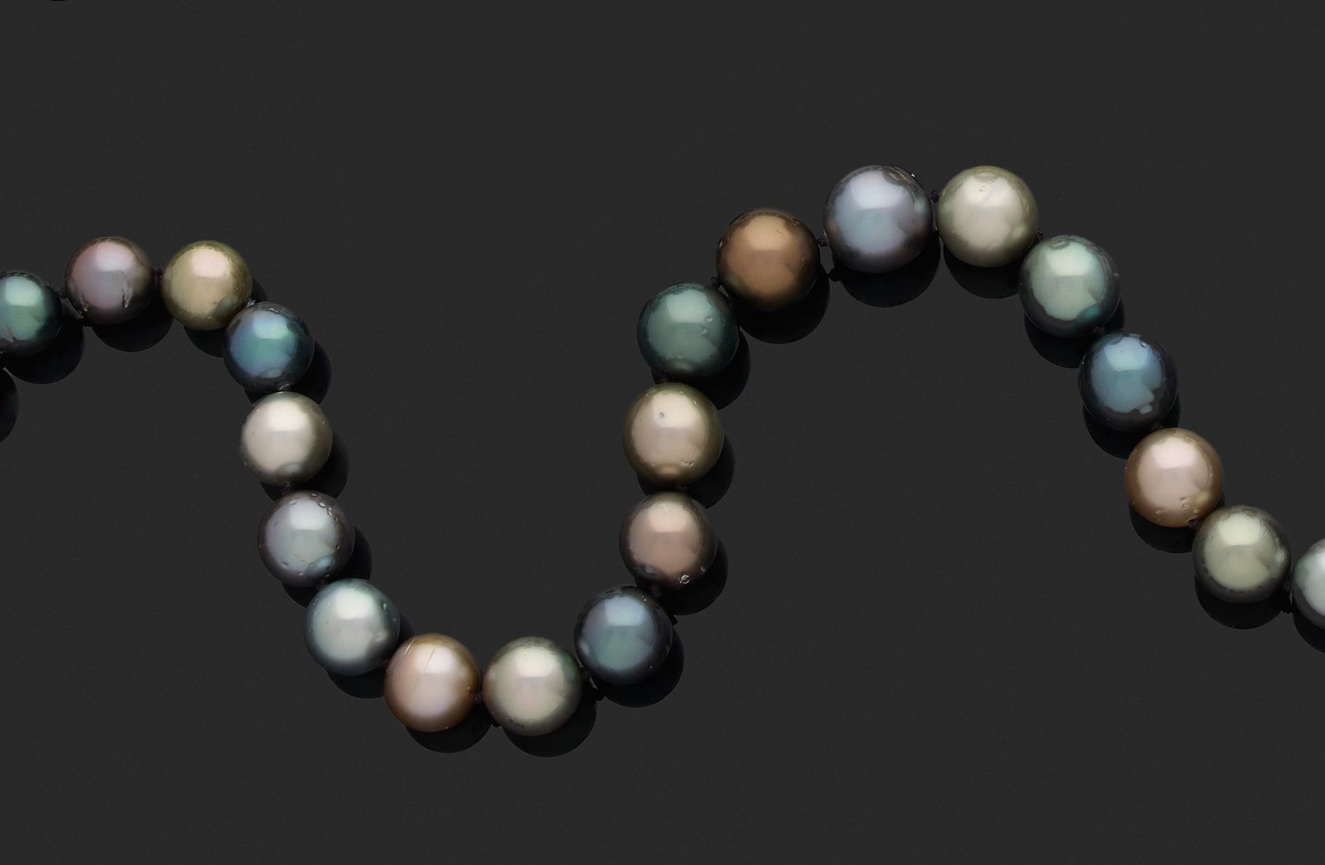 Null Collier 

de trente-neuf perles de culture de couleurs diverses en chute, l&hellip;