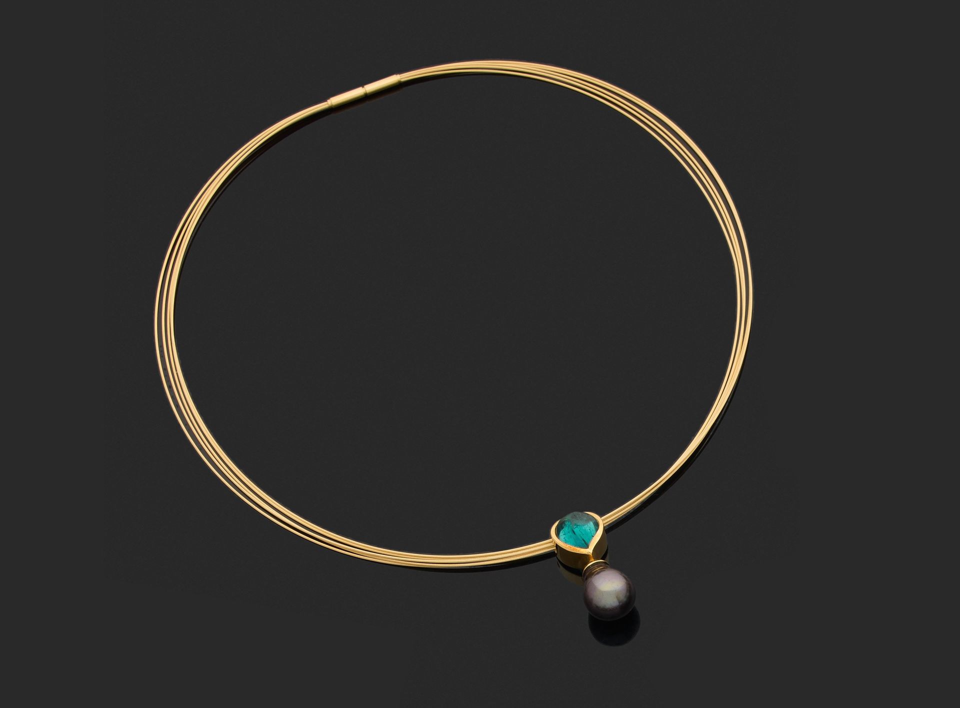 Null 五行弹性项链 

750千分之一的黄金，持有一个碧玺装饰的吊坠，支持一个灰色的养殖珍珠。 

长42厘米。 
毛重12.3克。