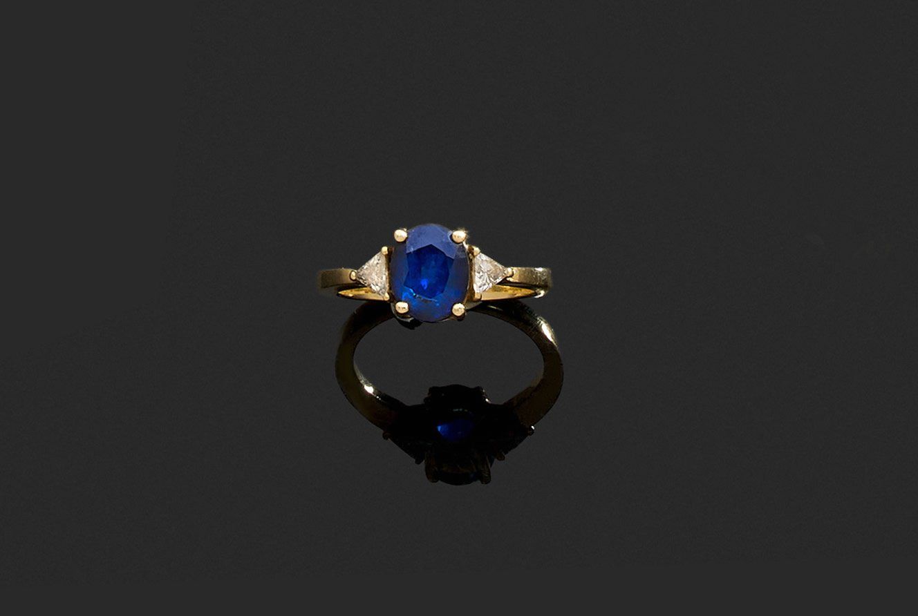 Null 戒指 

750千分之一黄金，中间镶嵌一颗椭圆形蓝宝石，重约1.9/2.2克拉，位于两颗三角形钻石之间。

手指大小为55.5。
毛重：5.3克。
