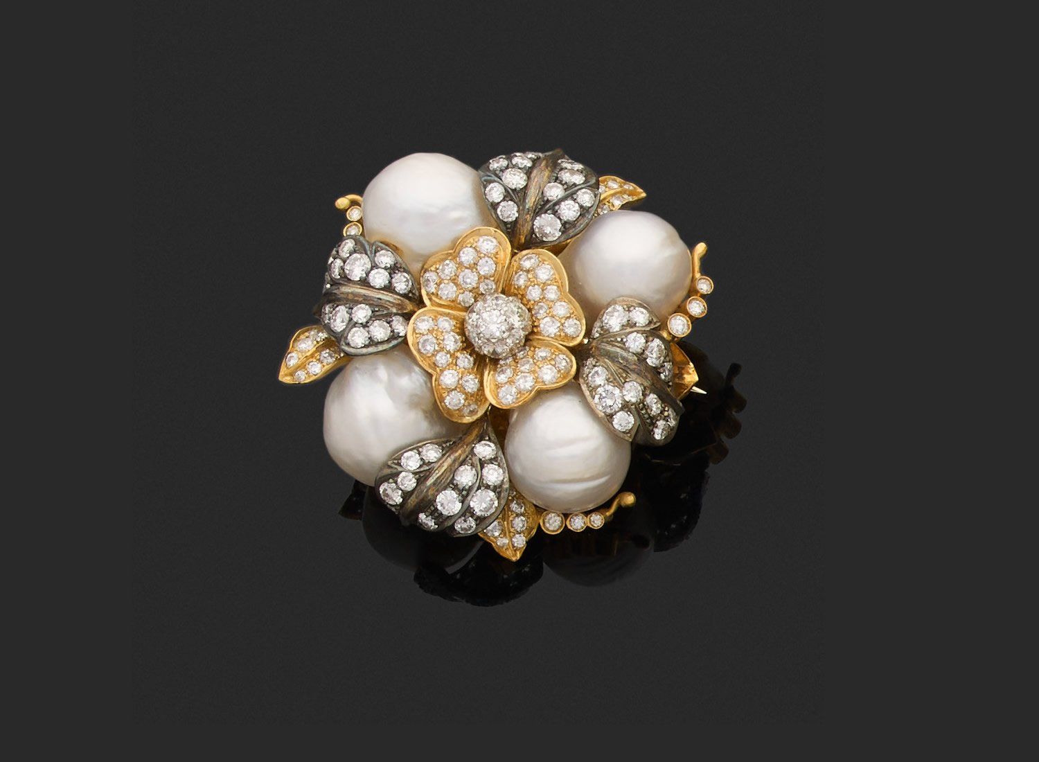 Null 反手夹击 

750千分之一金，描绘了一朵镶嵌着圆形明亮式切割钻石和四颗养殖珍珠的花。 

高3.7厘米。
毛重37.4克。