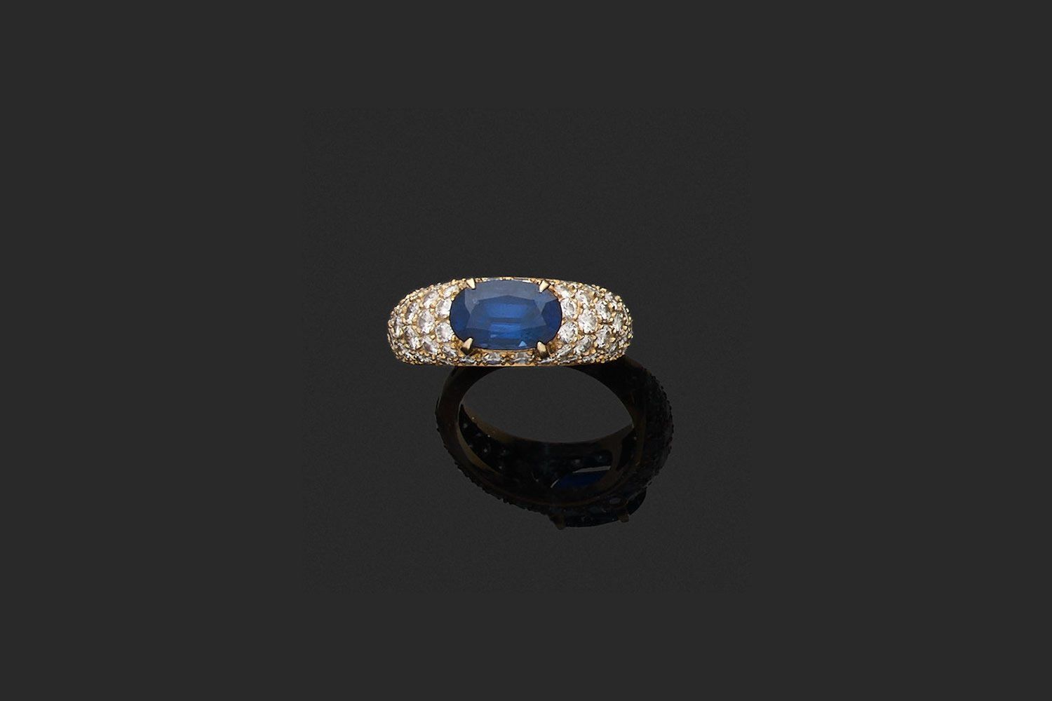 Null 戒指 

750千分之一黄金，中央镶嵌一颗椭圆形蓝宝石（约2.30/2.60克拉，可能是加热过的），密镶圆形明亮式切割钻石。 

手指大小为53.5。&hellip;