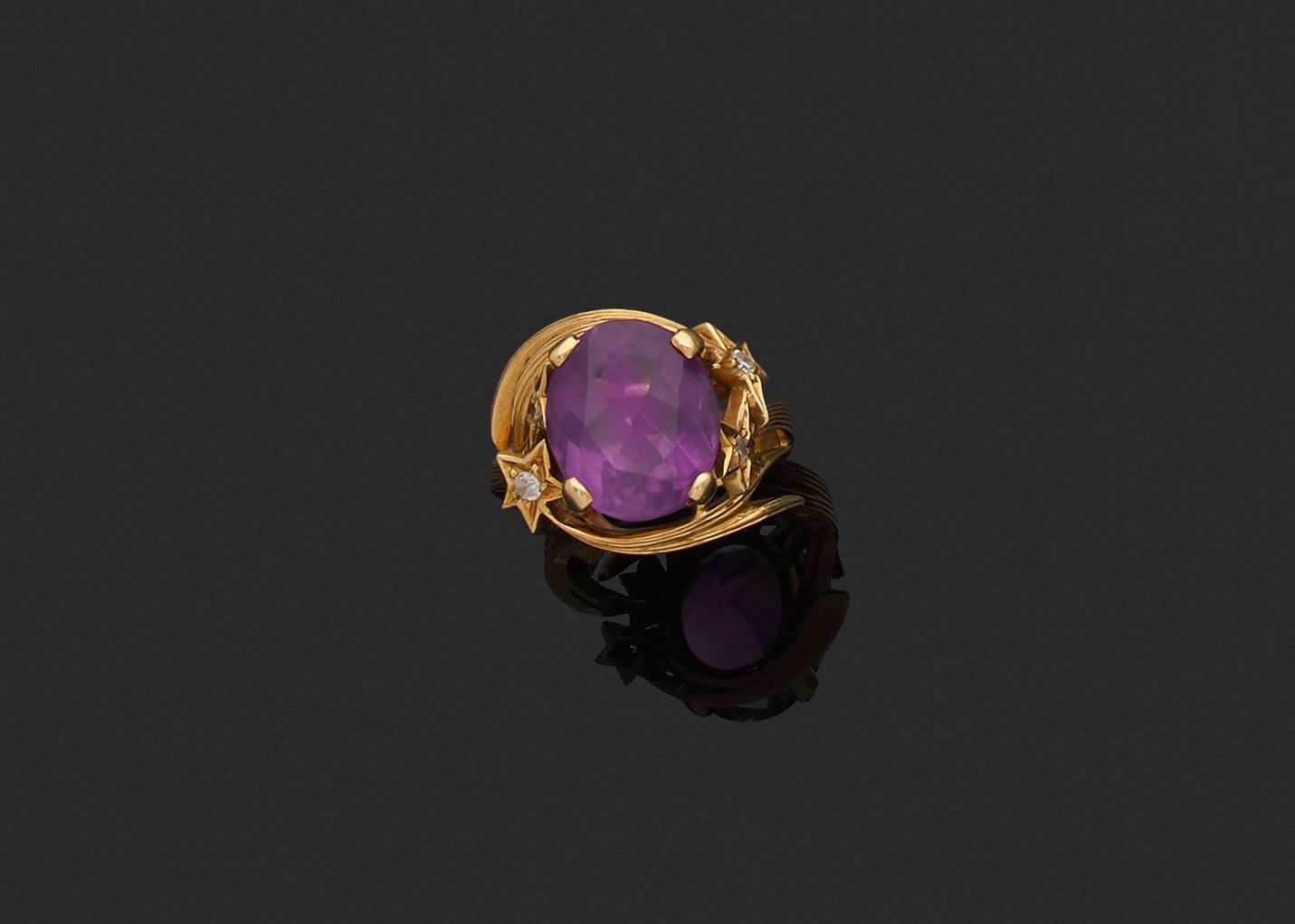 Null 戒指 

750千分之一的黄金，中央的椭圆形紫水晶镶嵌在 "流星 "图案和八分之八的圆钻之间。

手指大小约为51。
总重量为9.2克。