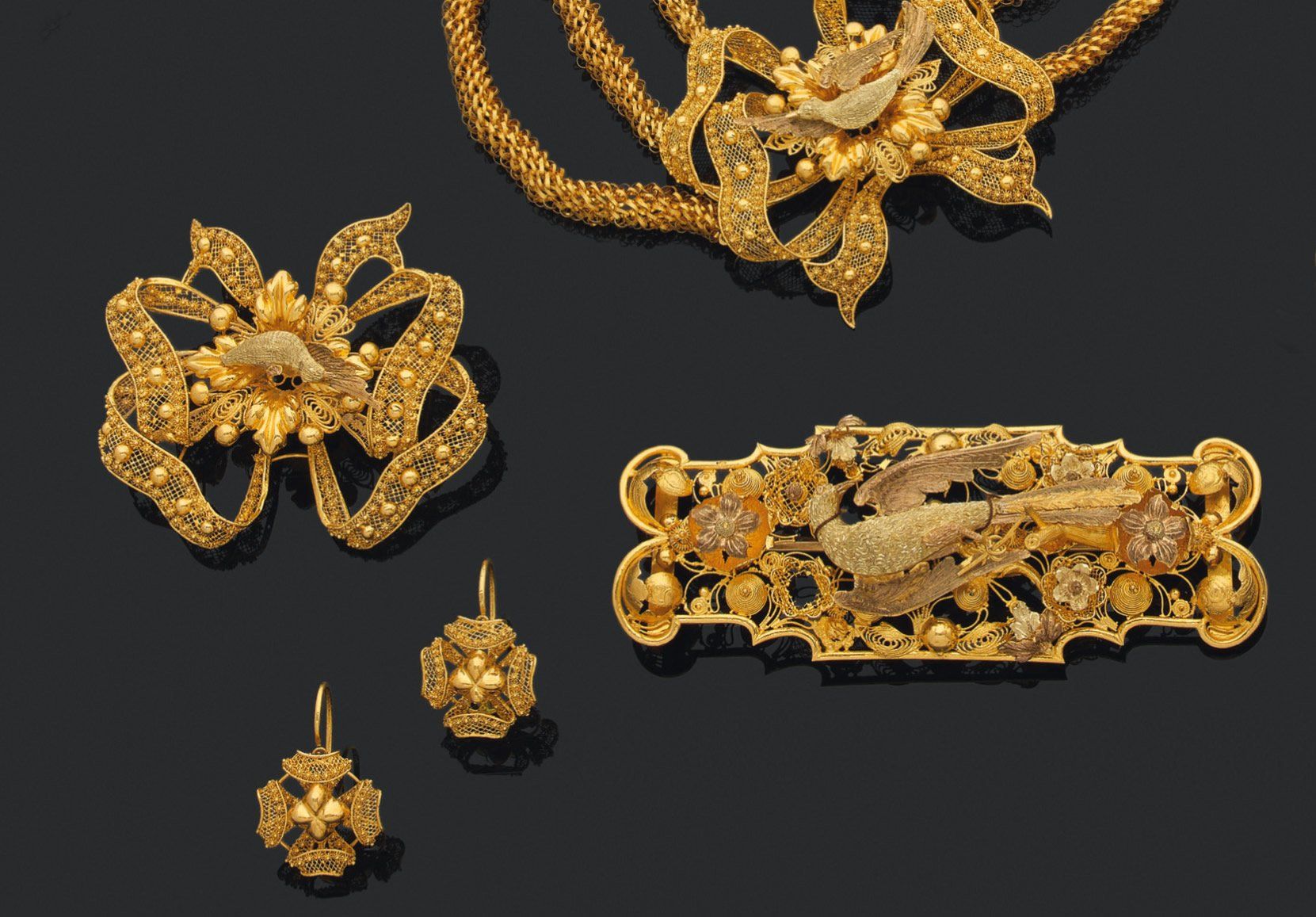 Null 外国作品，可能是中东地区 
一套珠宝首饰 

多色七十五万金，装饰有丝线，异国情调的鸟和花，包括：一条三行项链；两个胸针；一对耳环和三个杂项。 

重&hellip;