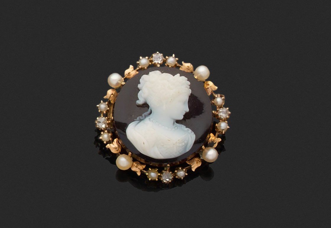 Null 19世纪的法国作品 
圆形胸针 

75万分之一黄金，中间镶嵌玛瑙浮雕，描绘了一个女人的轮廓，并在叶子上镶嵌了养殖珍珠、半珍珠和玫瑰切割钻石。

长3&hellip;