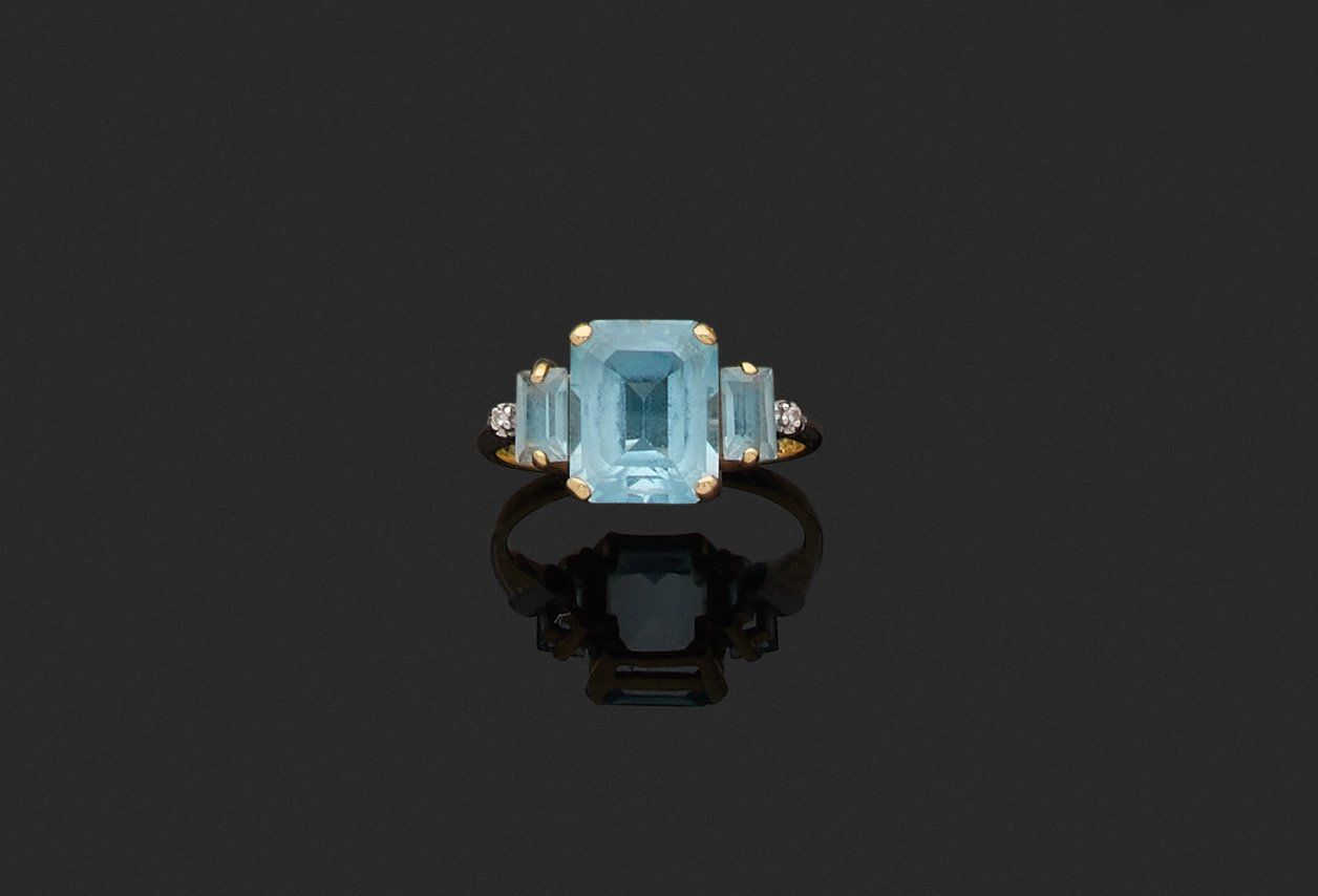 Null 戒指 

750千分之一的黄金，中间镶嵌着一颗长方形切割的优质蓝宝石，在两颗圆形明亮式切割钻石之间。 

手指尺寸为55。
毛重3.9克。
(筹码)。