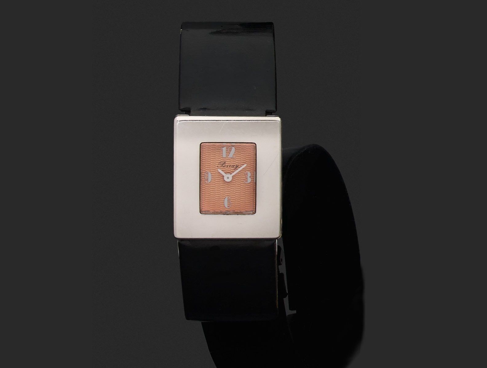 Null Poiray - 第一款迷你腕表，2007年售出 
小型女式腕表 

皮面钢制。长方形精钢表壳。橙红色扭索纹表盘，饰以阿拉伯数字。石英机芯。黑色漆皮表&hellip;
