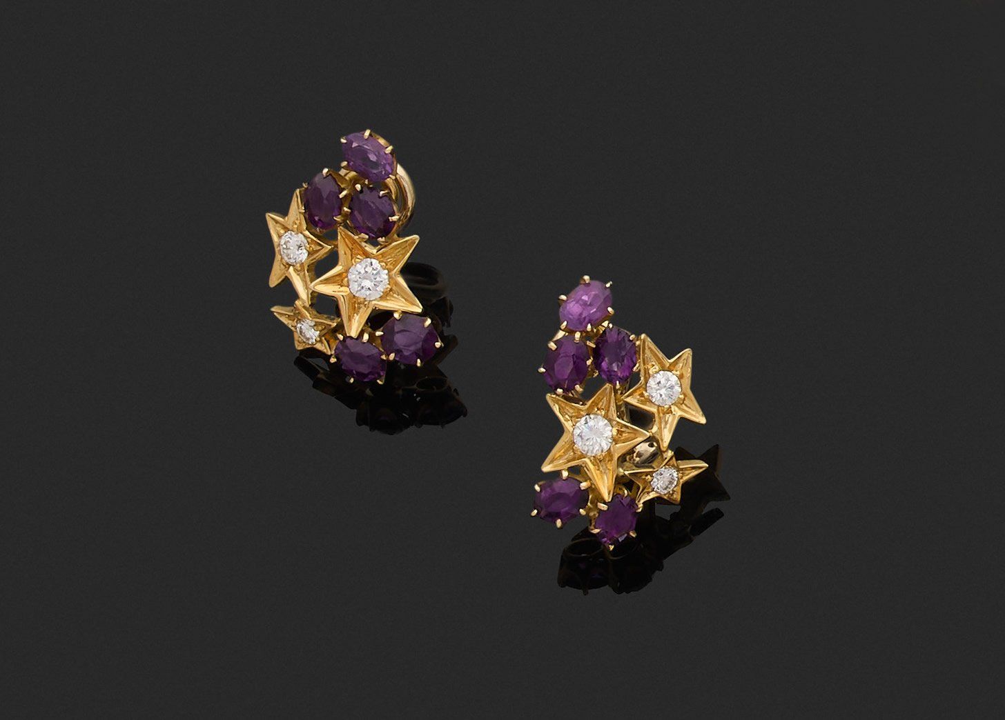 Null Pair of earrings 

in 750 thousandth yellow gold, each decorated with stars&hellip;