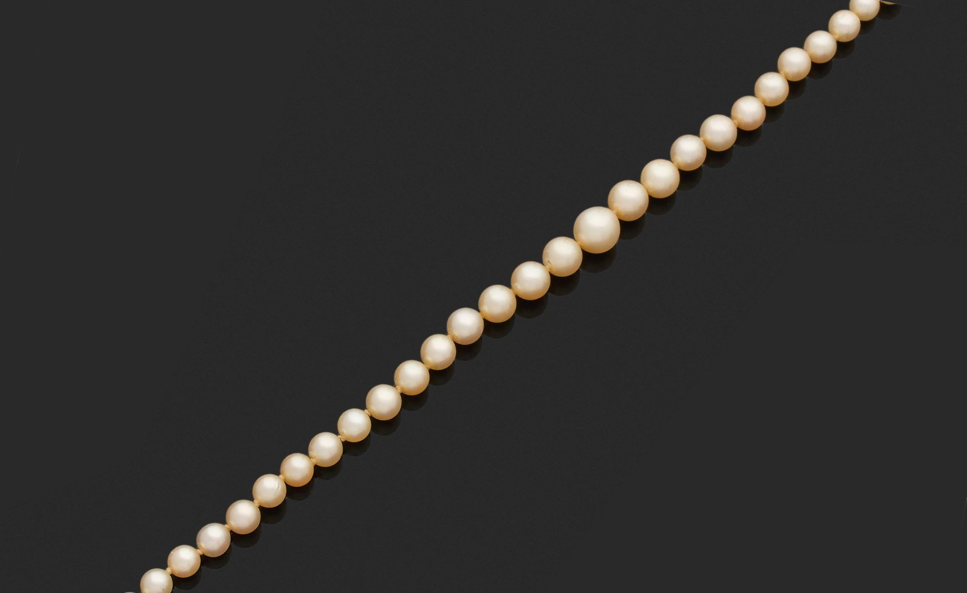 Null Collier de cent cinq perles de culture en chute 

le fermoir en or gris 750&hellip;