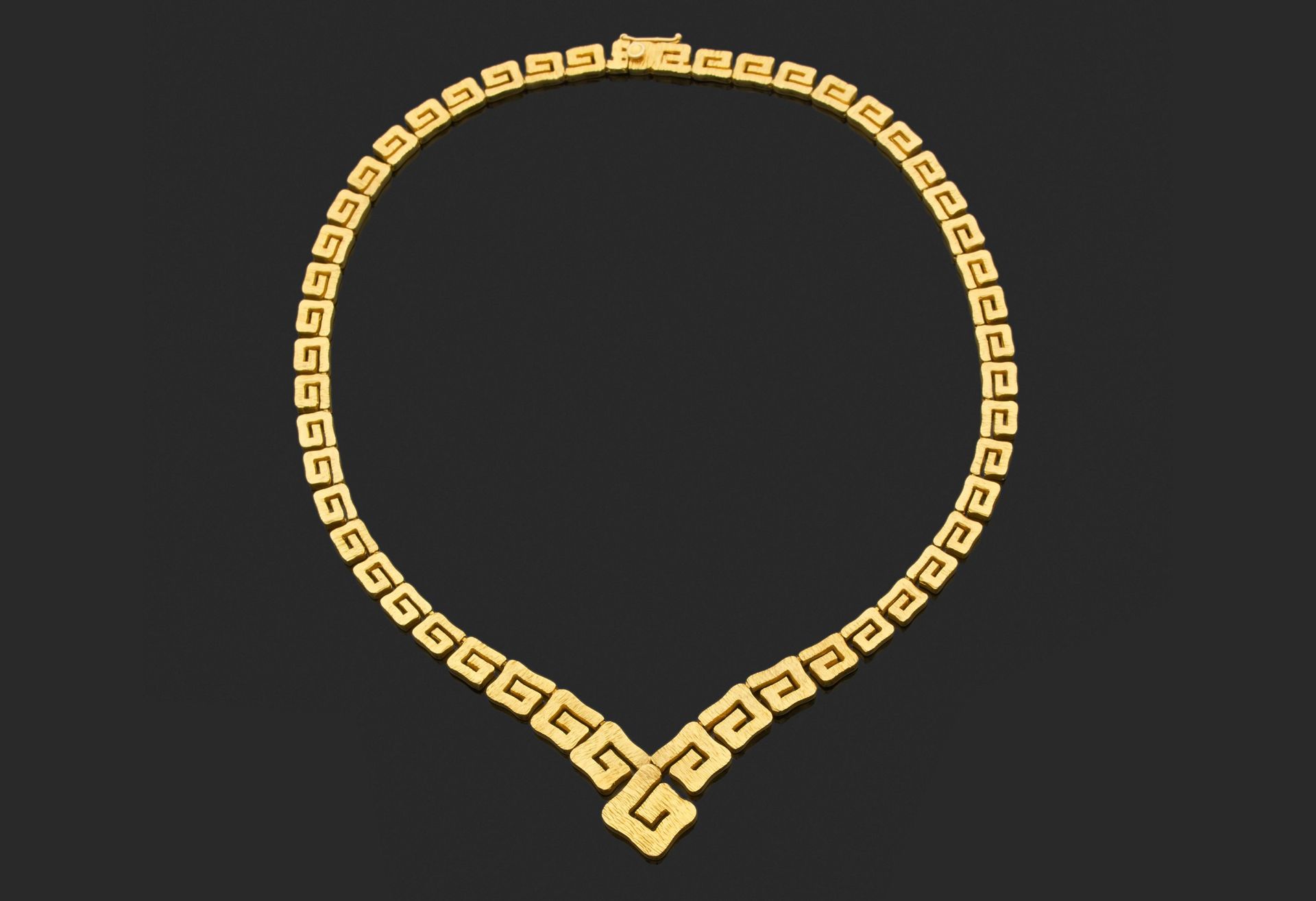 Null 铰链式项链和手镯 

7万5千分之一黄金，装饰有黄金雕刻的希腊门楣。 

项链长42厘米。
手镯长18.2厘米。
总毛重62.6克。