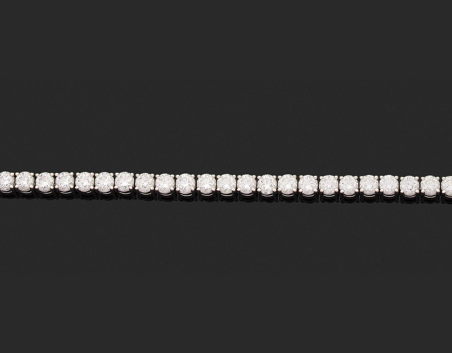 Null 铰接式手镯 

585千分之一的白金，完全镶嵌了44颗圆形明亮式切割钻石。

长18.2厘米。
毛重19.1克。