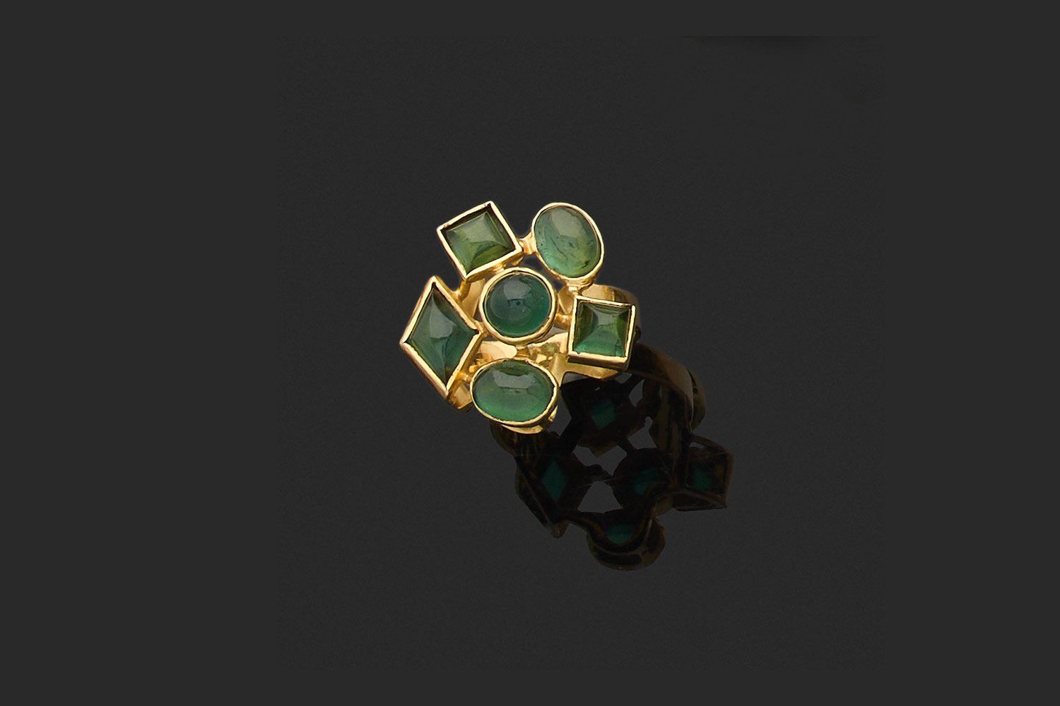 Null 戒指 

750千分之一黄金，中心有几何装饰，镶嵌着精美的绿色宝石（可能是凸圆形碧玺和糖块）。

手指大小为53。
毛重6.8克。