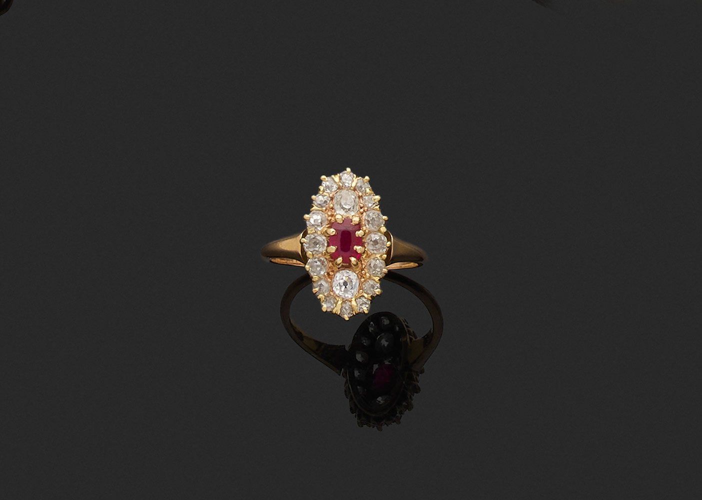 Null 戒指 

七十五万分之一黄金，脐带形的中心镶嵌了一颗枕形红宝石，并镶嵌了圆形和老式切割的枕形钻石。 

手指大小为59.5。 
毛重4.8克。
(有缺&hellip;