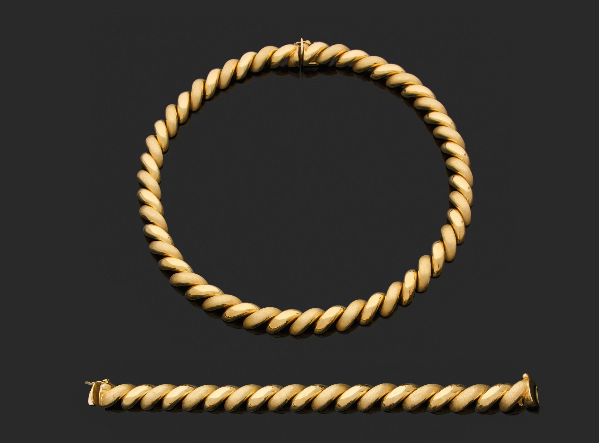 Null 铰链式项链和手镯 

750千分之一黄金，饰有麻花，链节由素金和阿玛蒂金交替而成。 

长度为18.5和45.3厘米。 
毛重101.4克。
(扣子和&hellip;