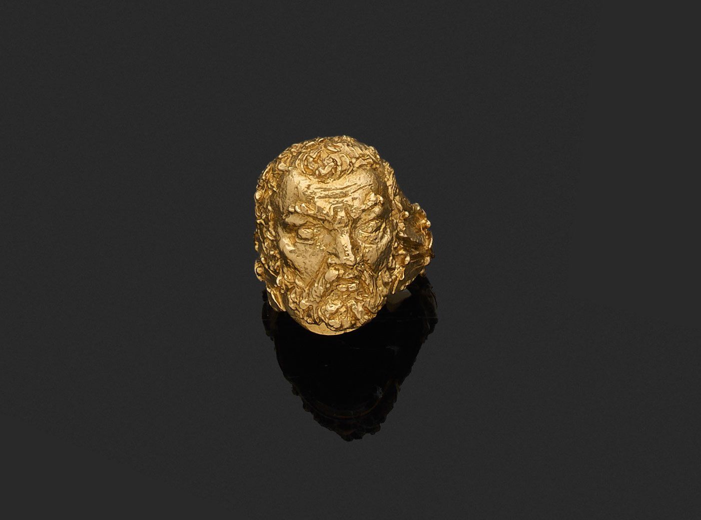 Null Ring 

aus 750k Gelbgold, das gravierte Zentrum stellt einen Männerkopf dar&hellip;