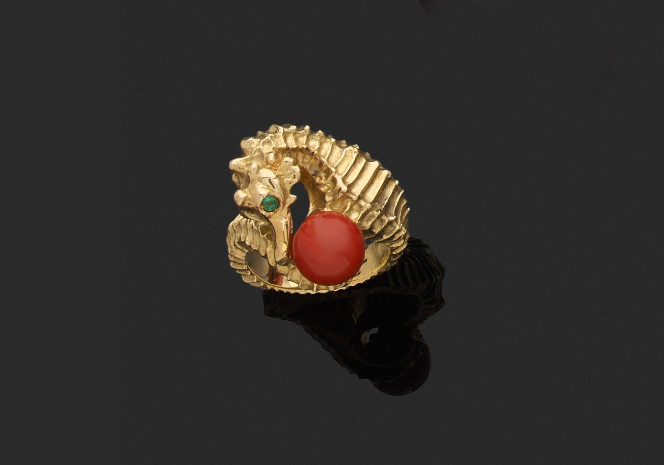 Null 戒指 

完全雕刻的750千分之一黄金，描绘了一个海马手持珊瑚球的图案。

手指大小约为54。
毛重20.3克。