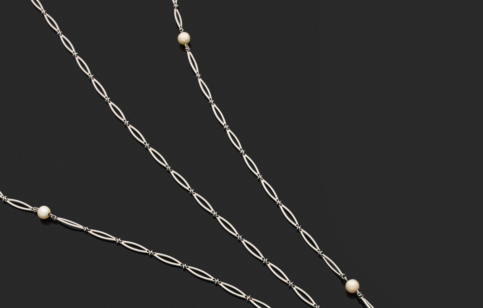 Null 铰链式长项链 

铂金850千分之一，修长的镂空链节上部分镶嵌着小的养殖珍珠。

长度为120厘米。
毛重38.1克。
(有修复和磨损的痕迹)

装在&hellip;
