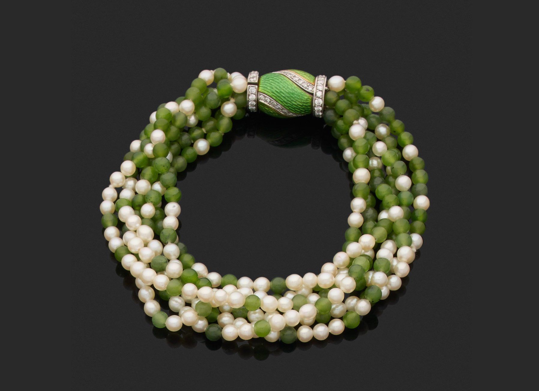 Null 手链 

六排养殖珍珠和绿色球体的扭曲设计，绿色珐琅750千分之一白金的扣子上装饰着一排八分切和明亮式切割的圆形钻石。 

长度：19.5厘米。
毛重&hellip;