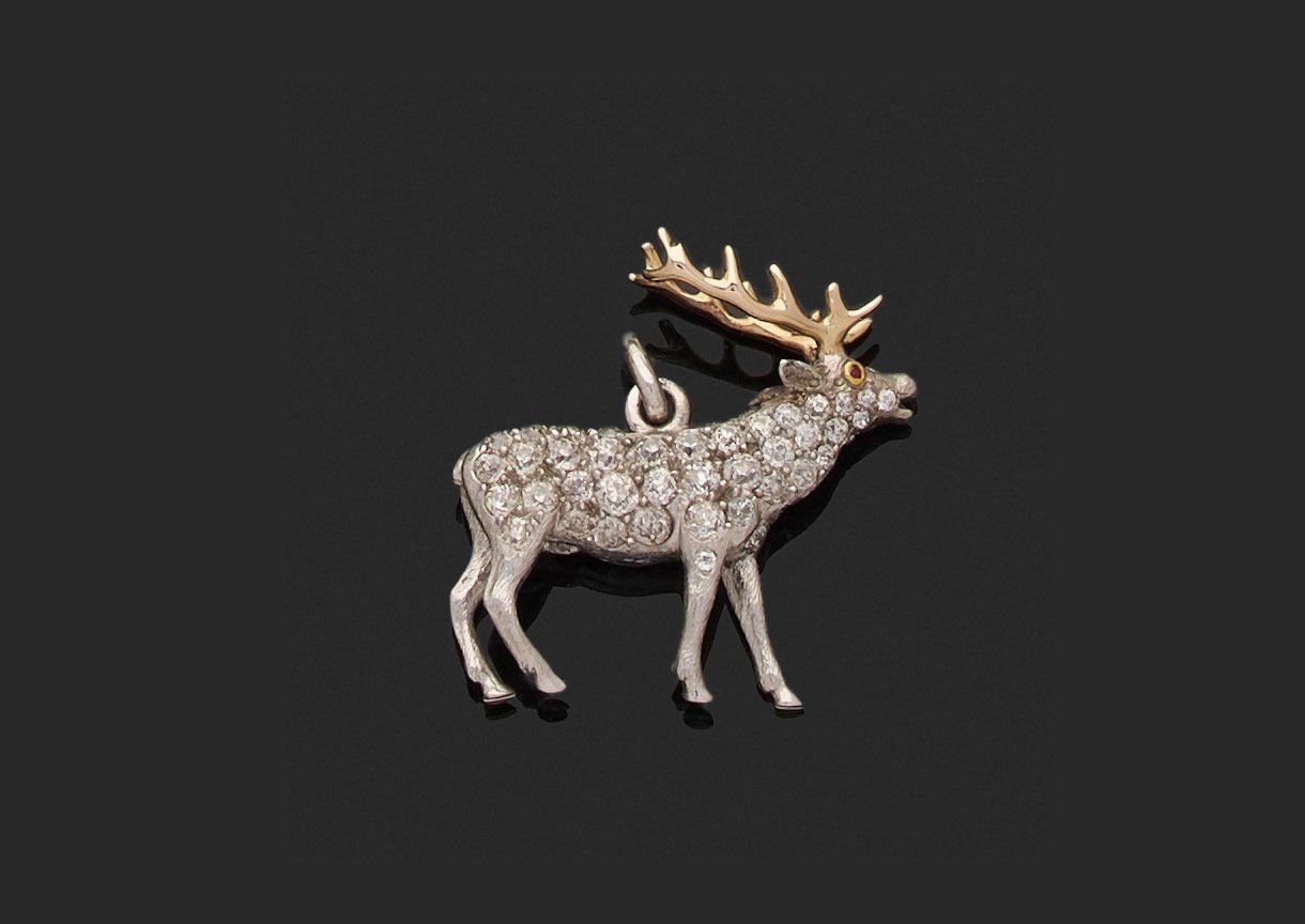 Null 垂饰 

85万分之一的铂金和58万五千分之一的白金描绘了一只鹿，身体上装饰着圆形明亮式切割和老式切割钻石。 

长2.7厘米。
毛重8.4克。