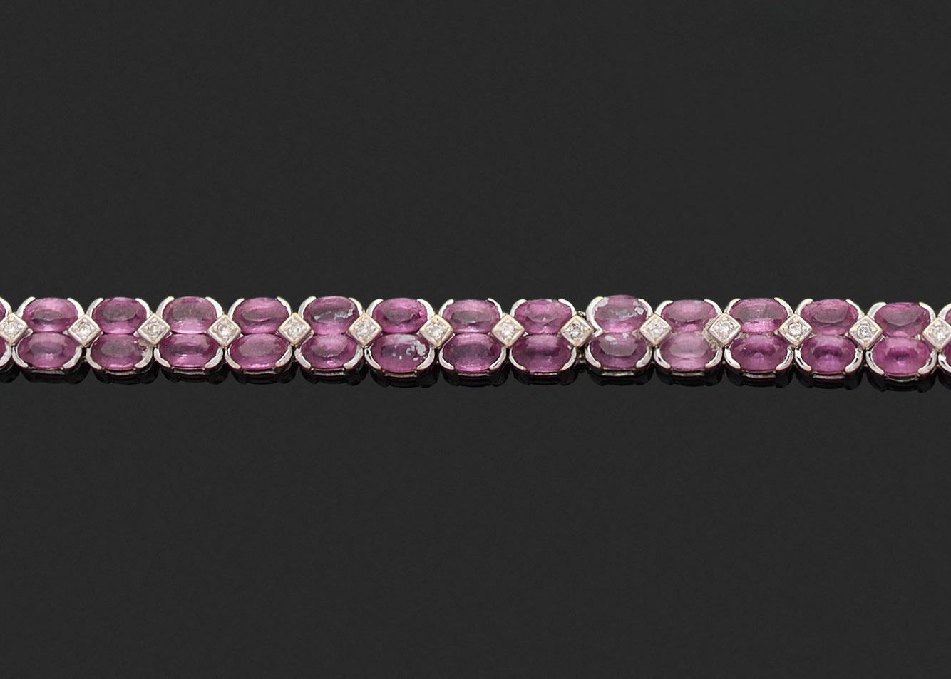 Null 手链 

750千分之一白金，由两行椭圆形粉红宝石和小钻石交替组成。 

长17.5厘米。 
毛重19.8克。