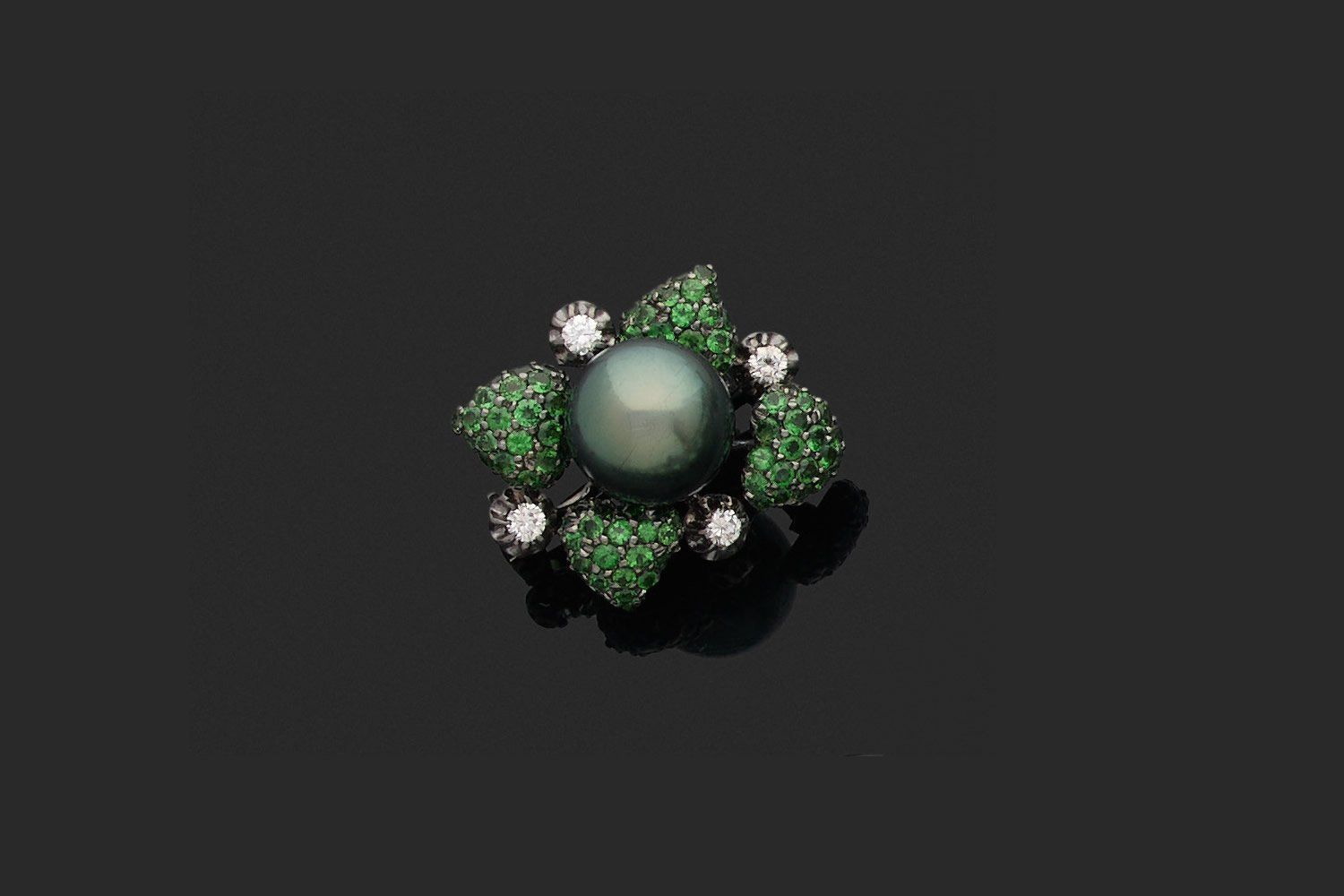 Null 反手夹击 

75万分之黑金，描绘一朵花，中心镶嵌一颗灰色养殖珍珠，花瓣上镶嵌绿色宝石和圆形明亮式切割钻石。 

珍珠直径：12.50/13.00毫米&hellip;