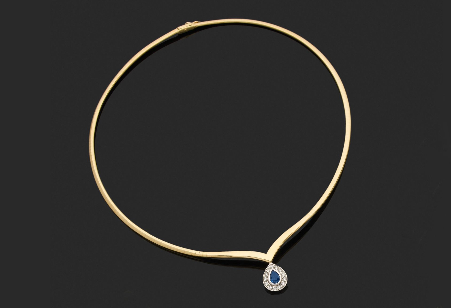 Null 软领子 

七十五万分之一金，中心有一个梨形图案，上面镶嵌着一圈钻石的蓝宝石。

毛重24.8克。
(扣子需要修复)。