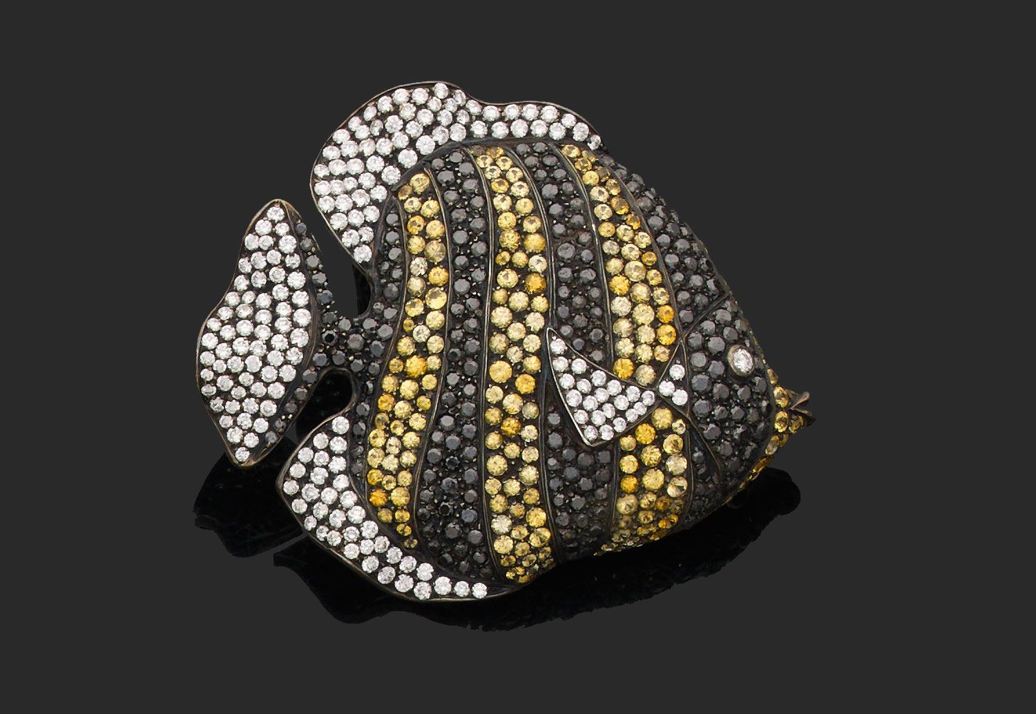 Null 领夹 

925千分之一银和750千分之一黑金，以一条完全由黄色蓝宝石和圆形明亮型钻石铺成的鱼为特色，有些是黑色的。

长6.5厘米。
毛重26.7克&hellip;
