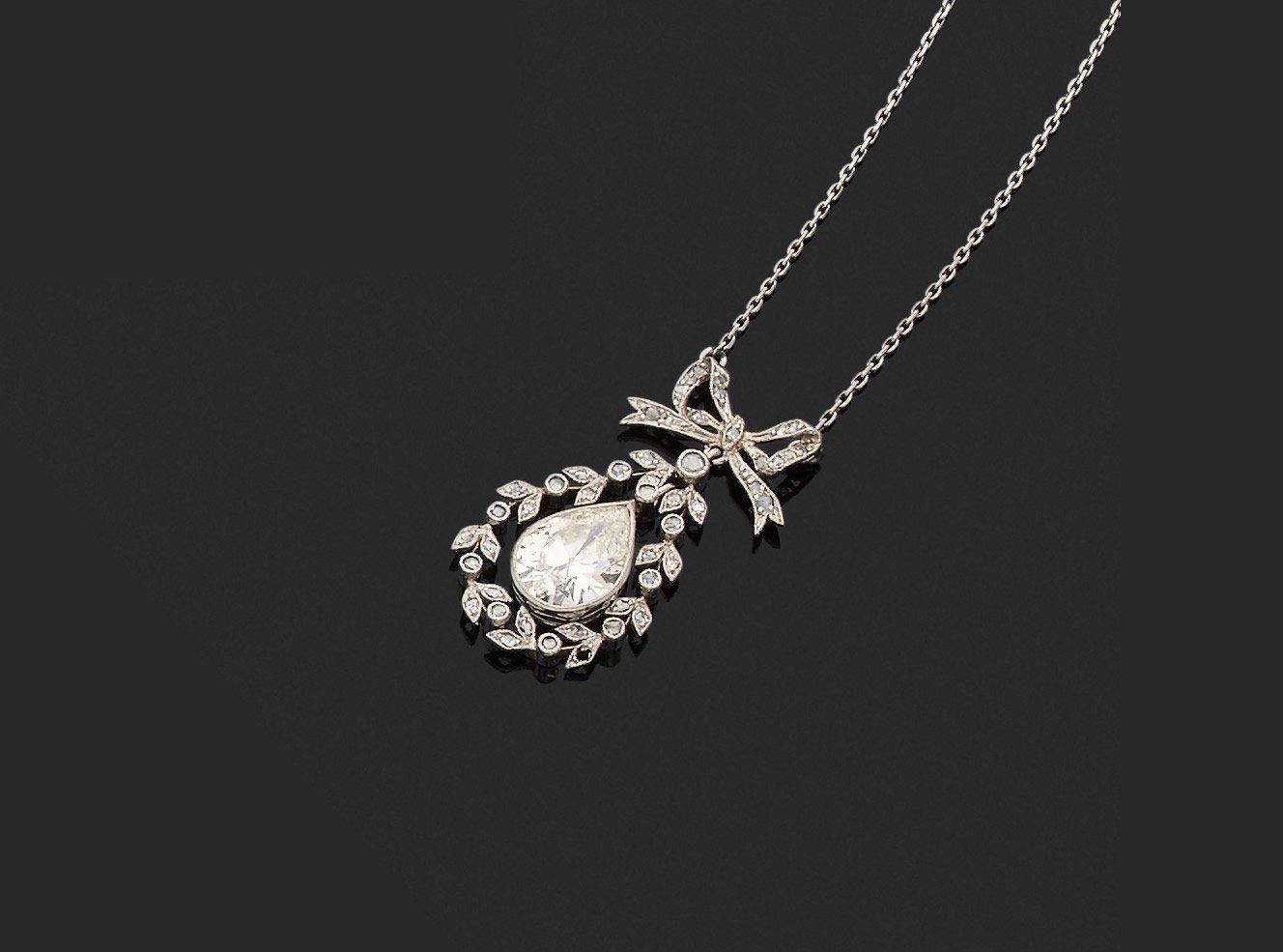 Null 铰接式衣领 

铂金850千分之一，吊着一个结的图案，上面装饰着玫瑰式切割的钻石，中间是一个梨形的钻石，大约1.60/2.00克拉，在一个叶形的镶嵌中&hellip;