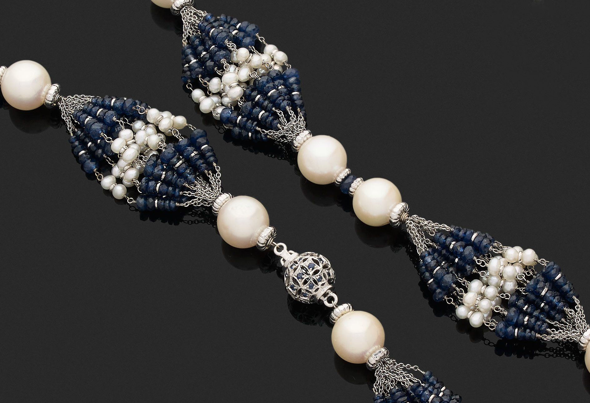 Null 铰接式长项链 

由75万分之一白金制成，装饰有养殖珍珠和刻面蓝宝石交替使用。

长度为90厘米。
毛重156.8克。