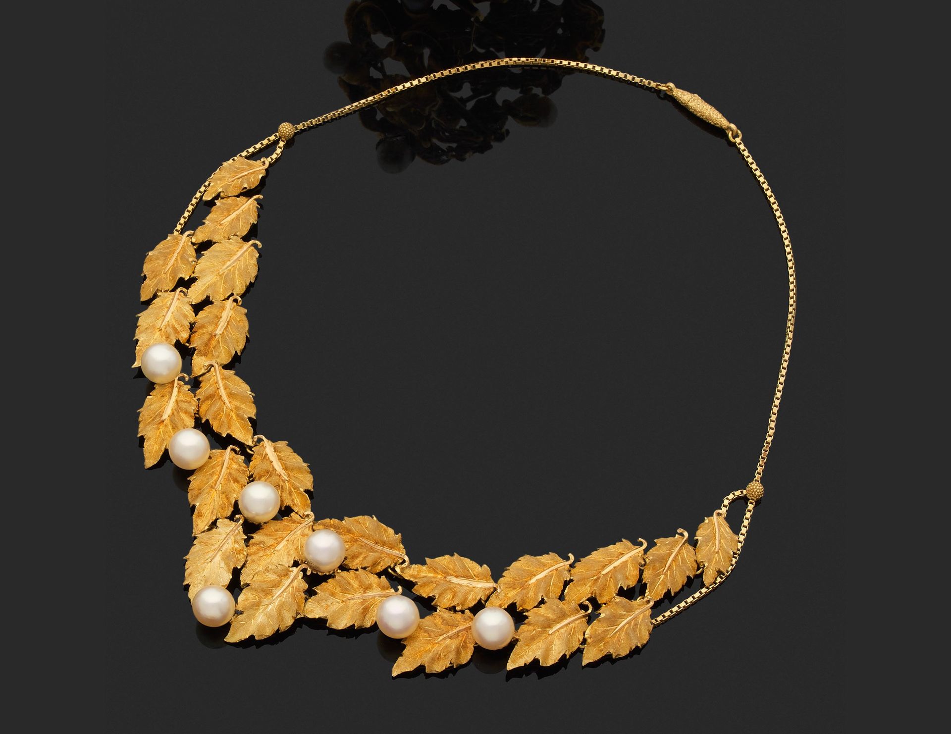 Null 吉安玛利亚-布凯拉蒂 
铰链式项链 

75万分之一黄金，中心装饰有养殖珍珠的叶状图案。 
已签名。

毛重39.4克。

配有Gianmaria B&hellip;