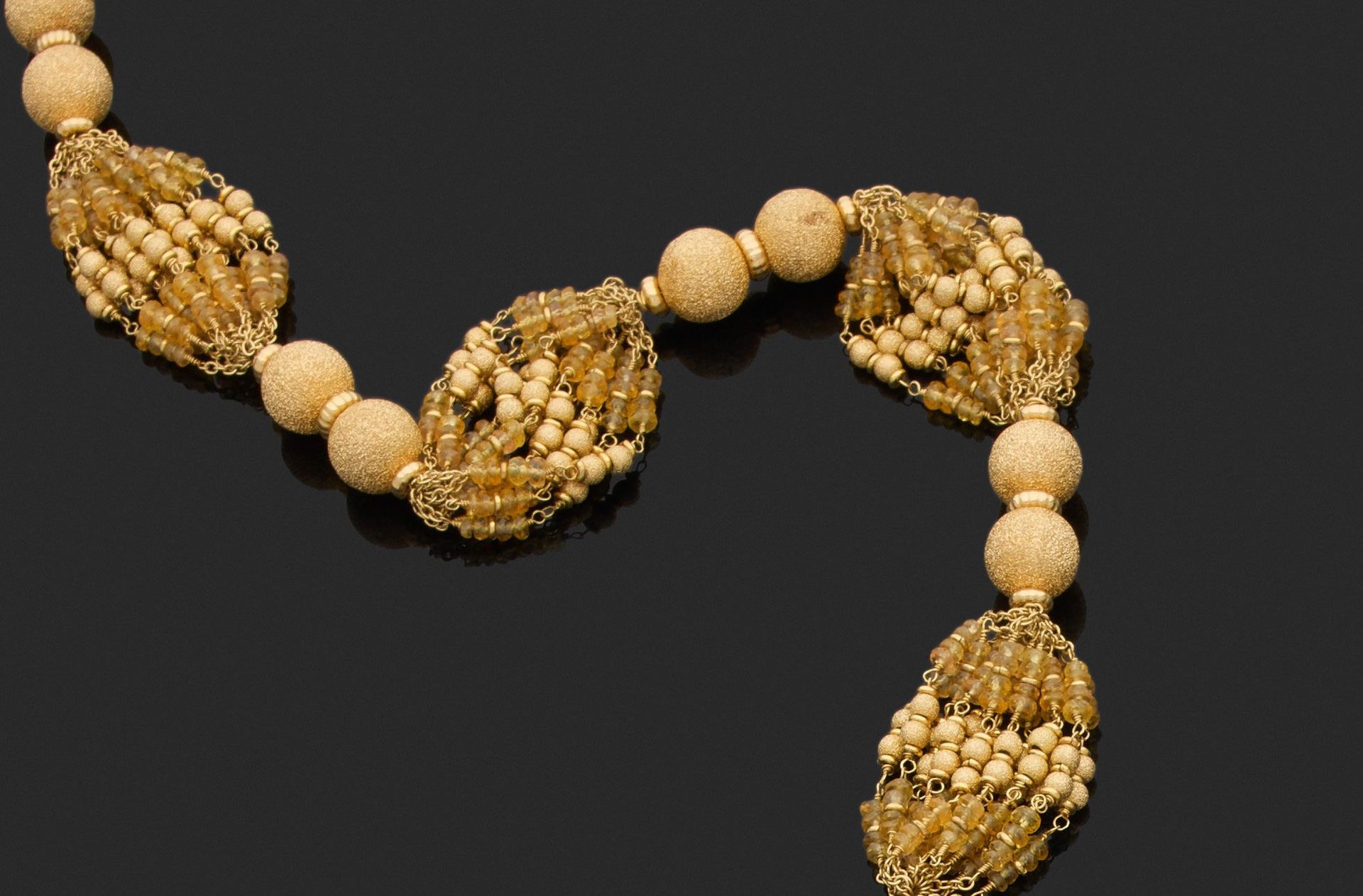 Null 铰链式项链 

750千分之一黄金，装饰有雕刻的金球和切面的黄水晶交替使用。 

长80厘米。 
毛重150.8克。

附加：一对750千分之一黄金耳&hellip;