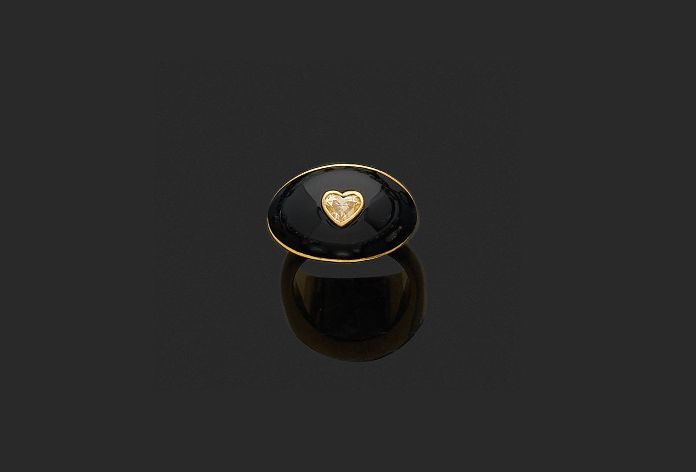 Null 戒指 

弧形75千分之一黄金，镶嵌黑玛瑙，中间是一颗心形钻石。 

手指大小为48。
毛重10.2克。