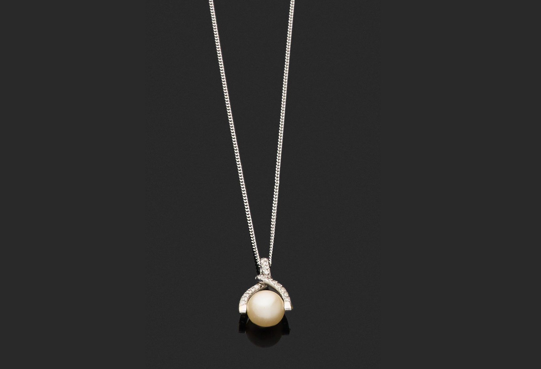 Null 铰接式衣领 

以75万分之一白金制成，以养殖珍珠为吊坠，顶部有圆形明亮式切割钻石。 

毛重：3.8克。