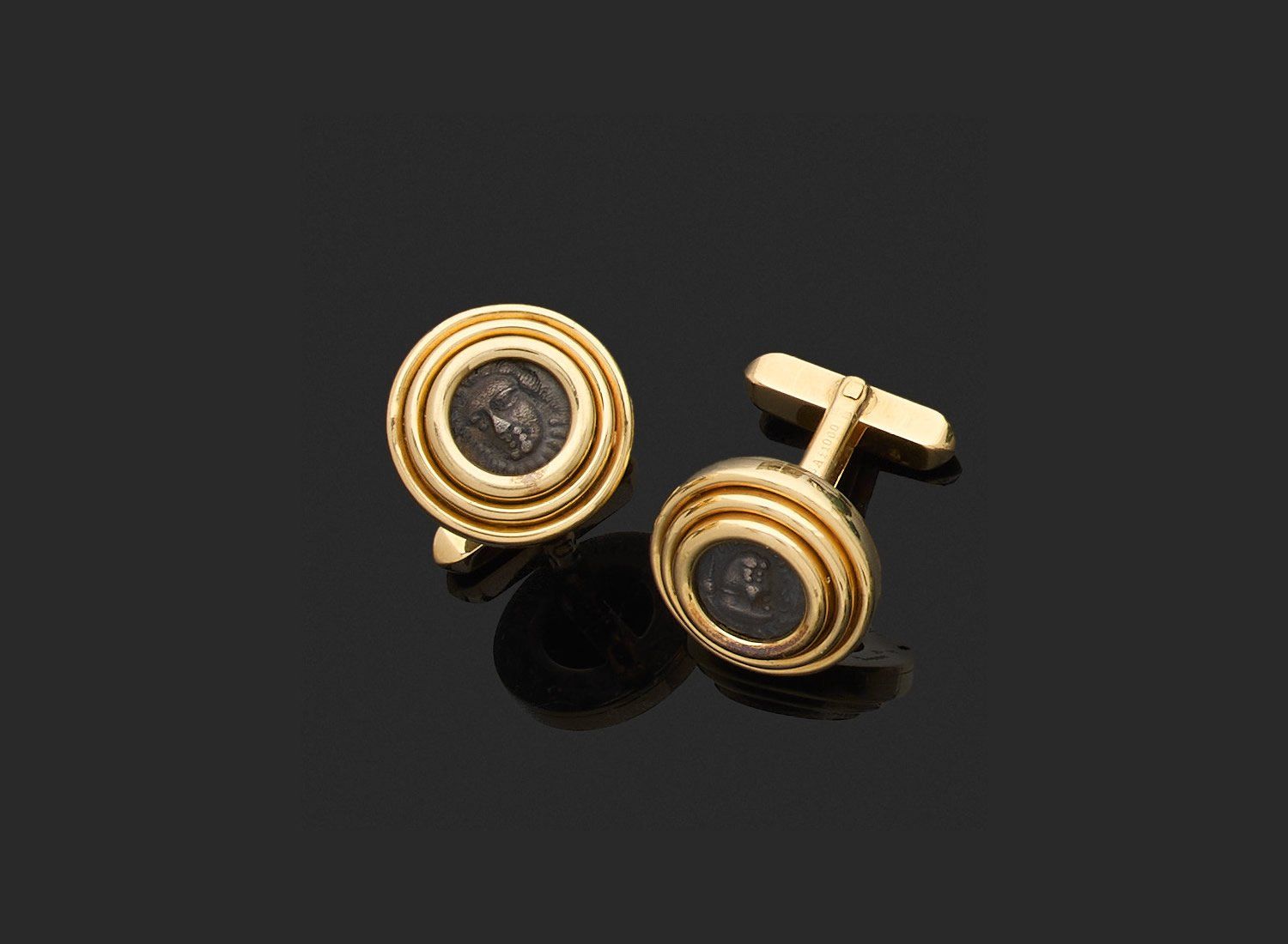 Null Bulgari 
Pair of cufflinks 

in 750 thousandths yellow gold, the ends adorn&hellip;